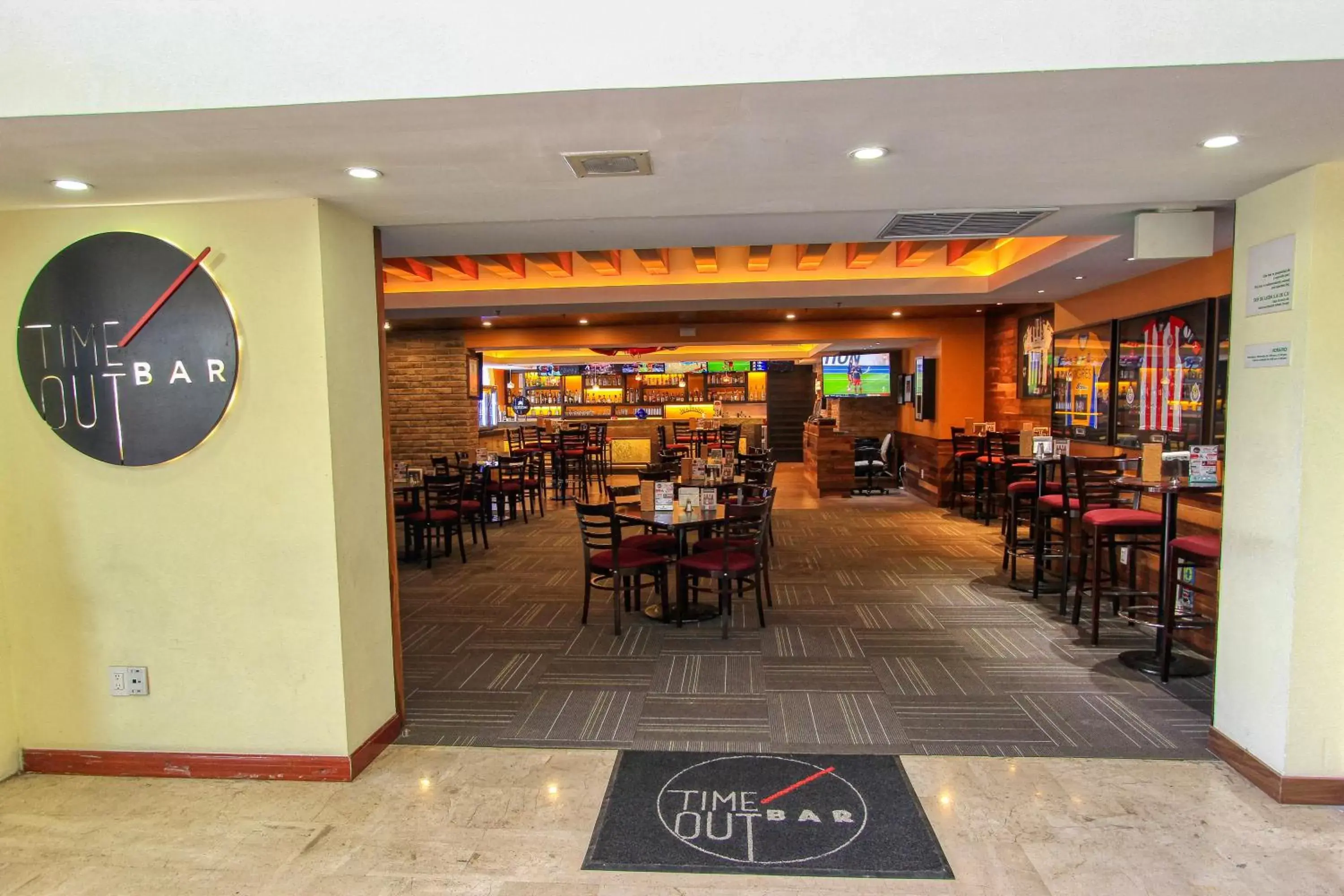 Lounge or bar, Restaurant/Places to Eat in Holiday Inn Leon, an IHG Hotel