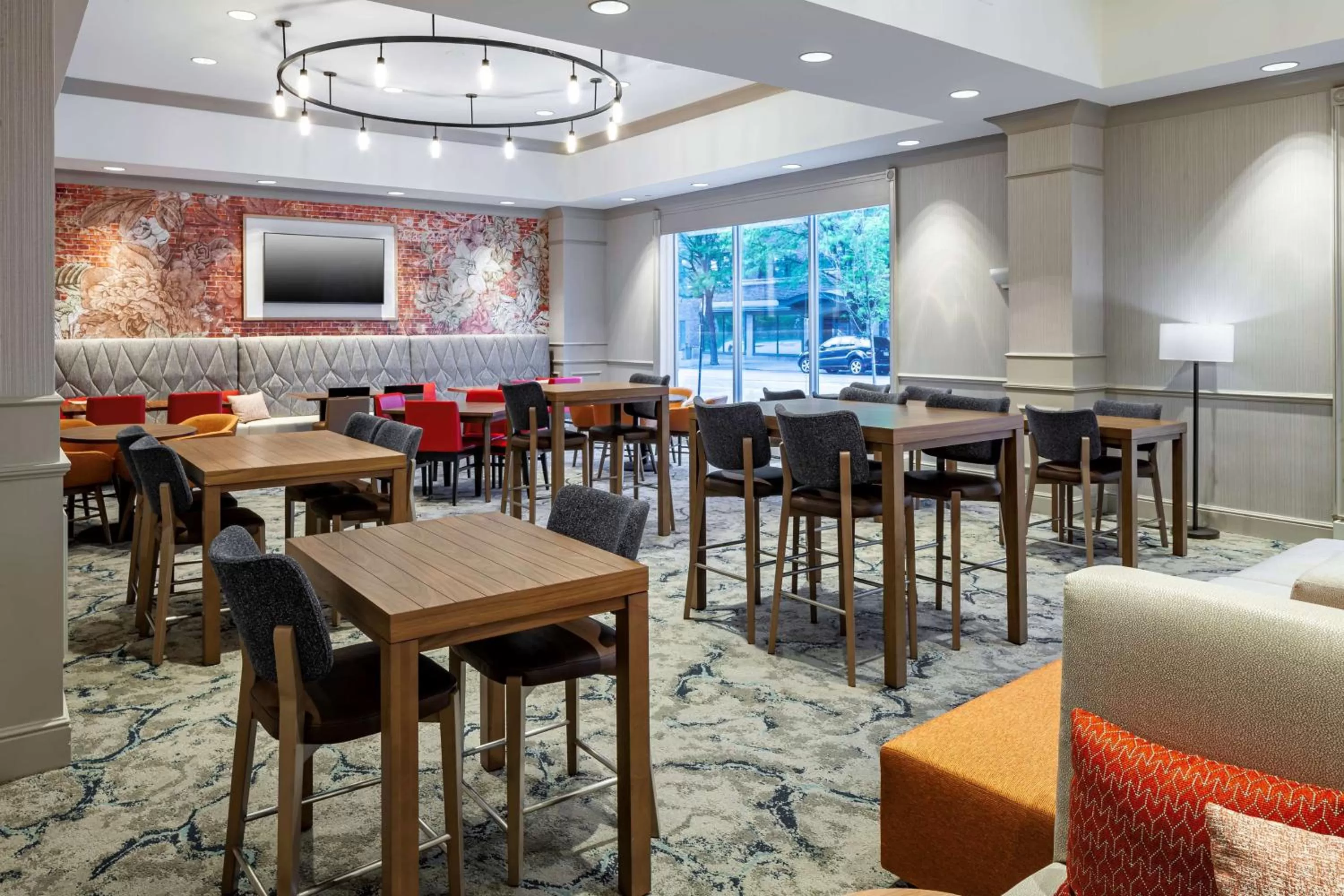 Communal lounge/ TV room in Hilton Garden Inn Omaha Downtown-Old Market Area