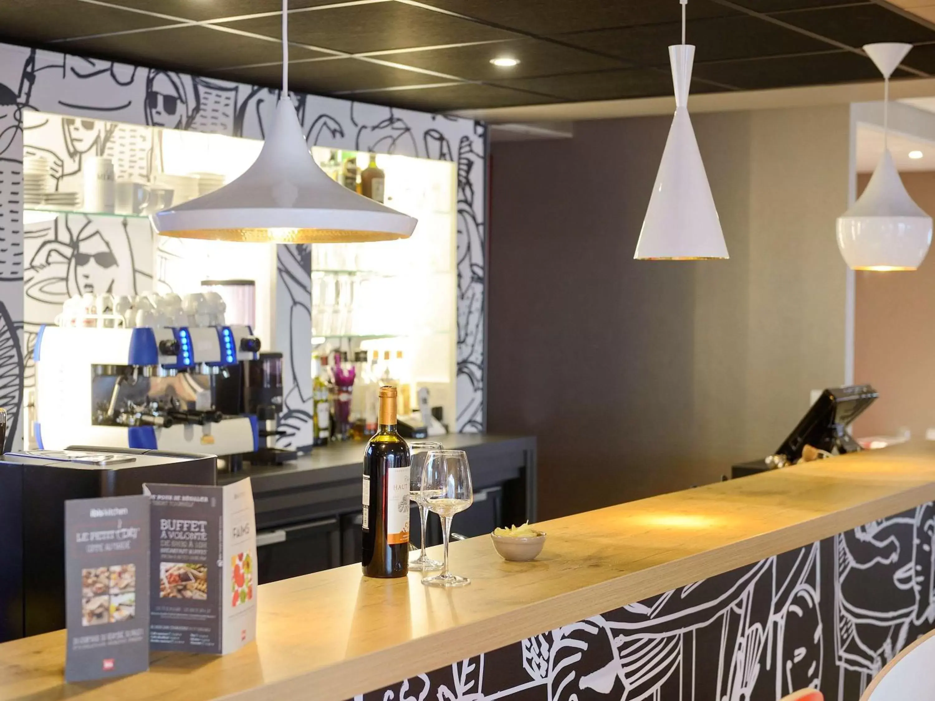 Lounge or bar in ibis Poitiers Beaulieu Lounge or bar in ibis Poitiers Beaulieu