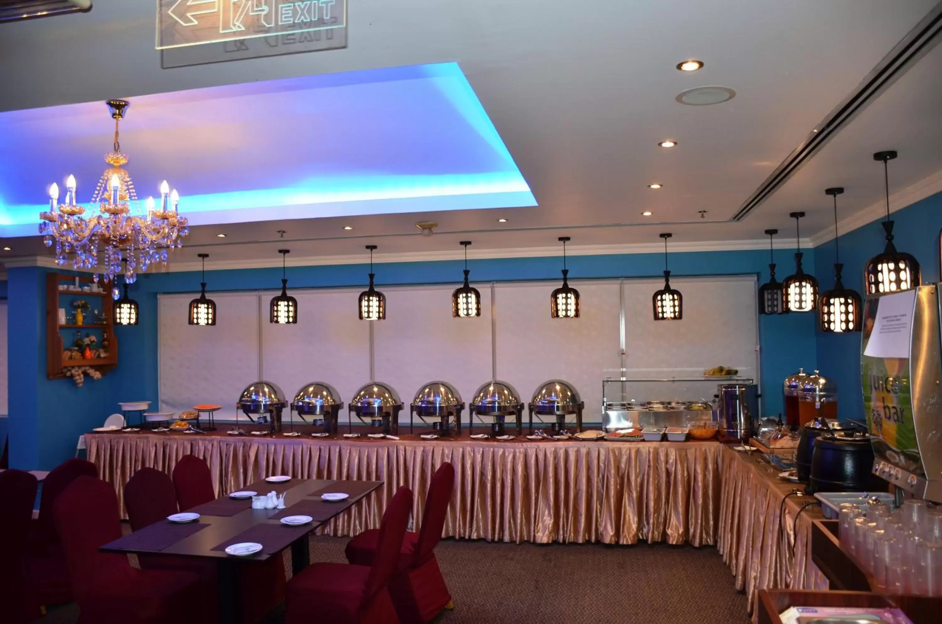 Restaurant/Places to Eat in Nejoum Al Emarat