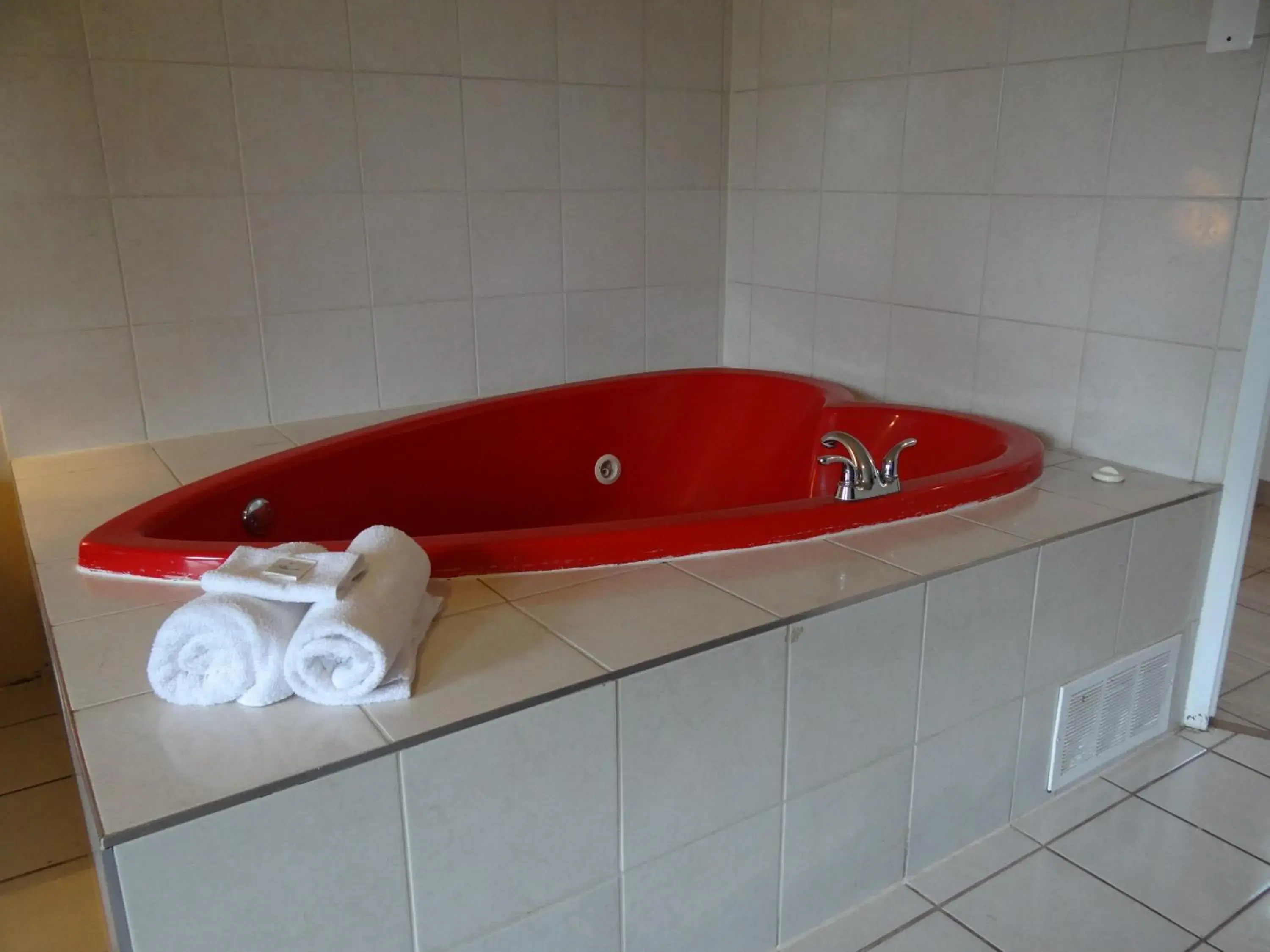 Hot Tub, Bathroom in Falcon Inn