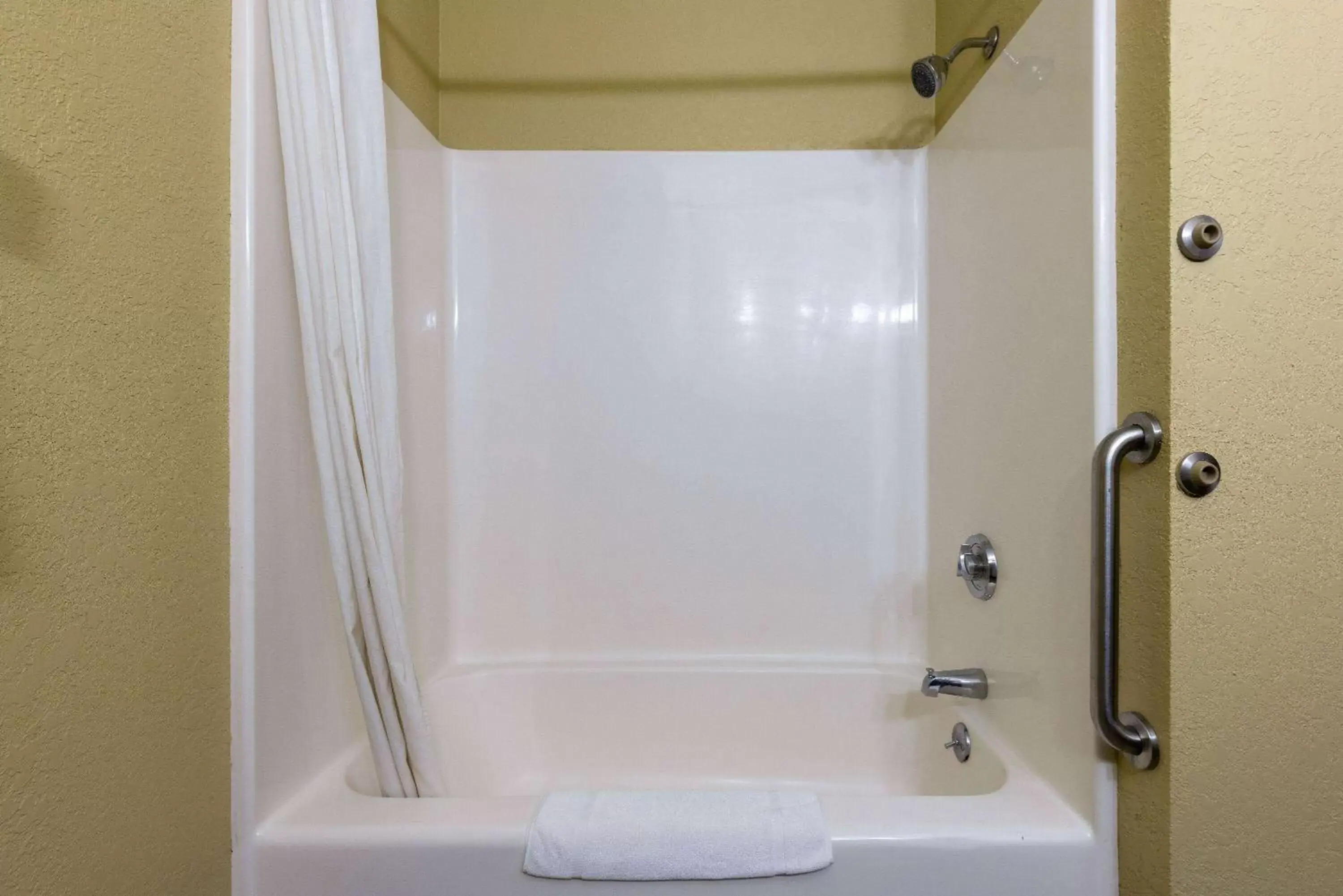 TV and multimedia, Bathroom in Super 8 by Wyndham Nixa/Springfield Area