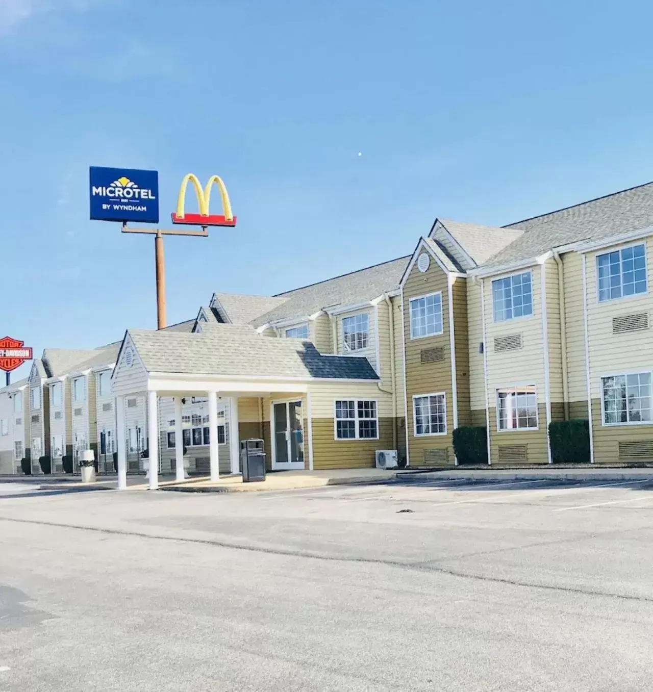 Property building in Microtel Inn & Suites Cottondale