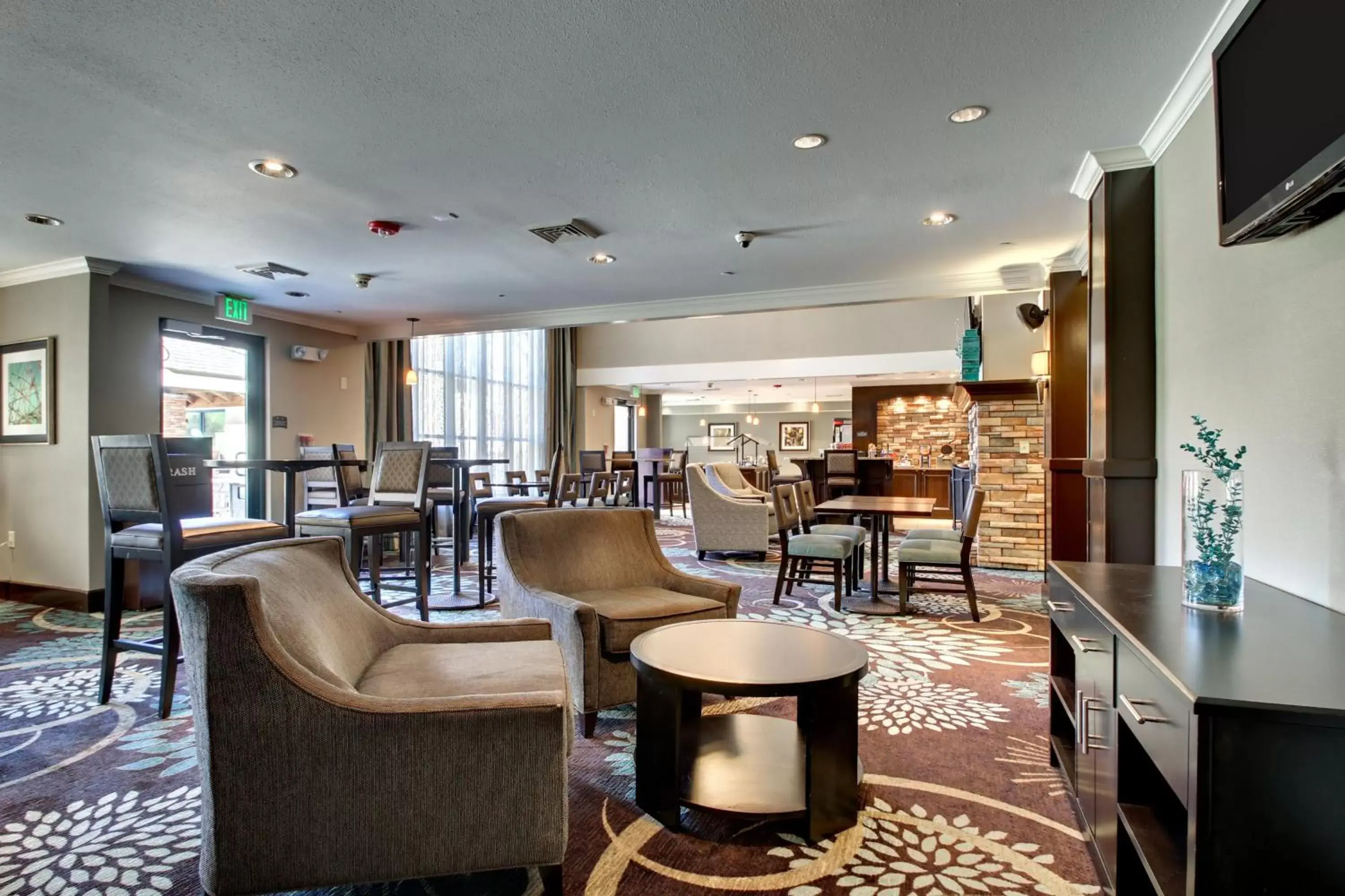 Restaurant/places to eat, Lounge/Bar in Staybridge Suites Middleton/Madison-West, an IHG Hotel