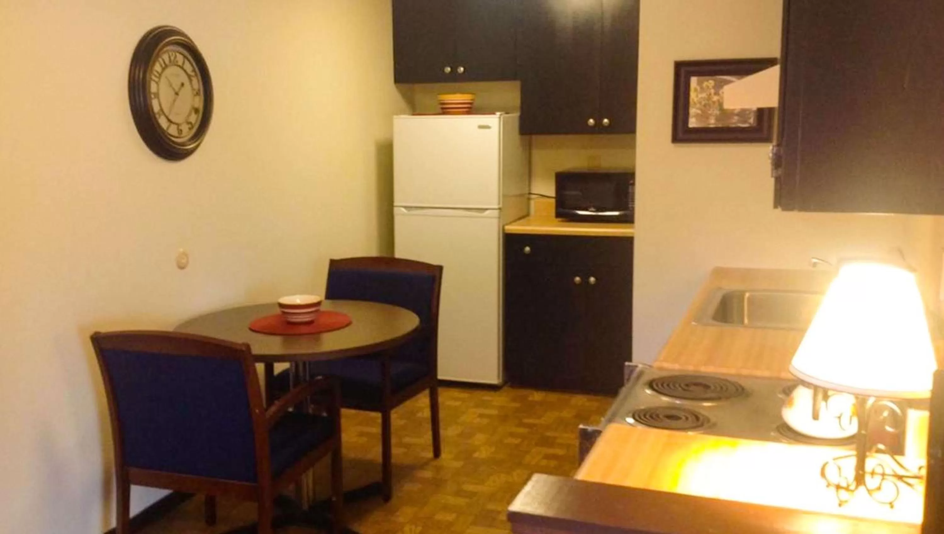 Kitchen or kitchenette in Colonial Inn Ellsworth