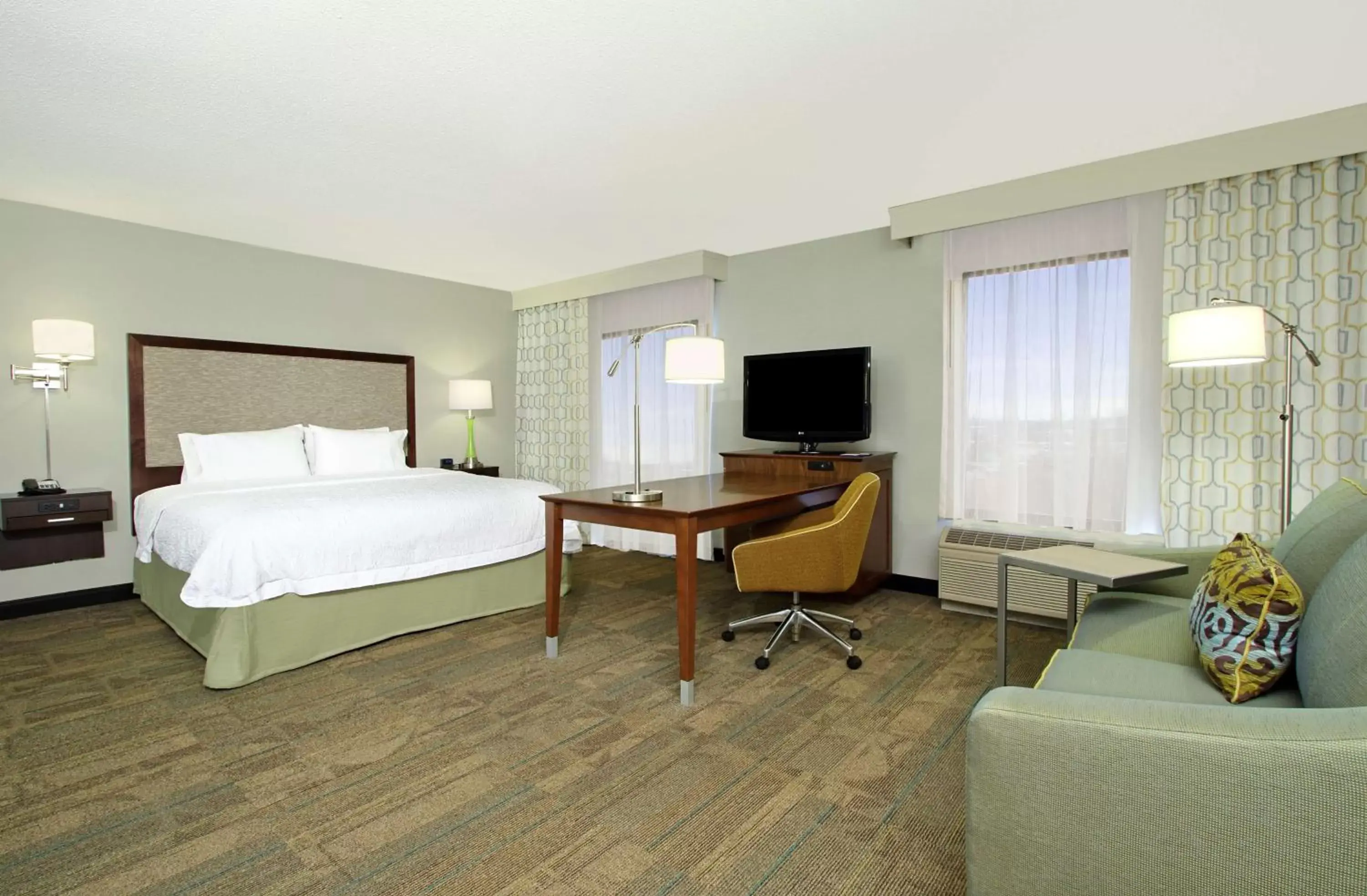 Bed, TV/Entertainment Center in Hampton Inn & Suites Columbus Hilliard