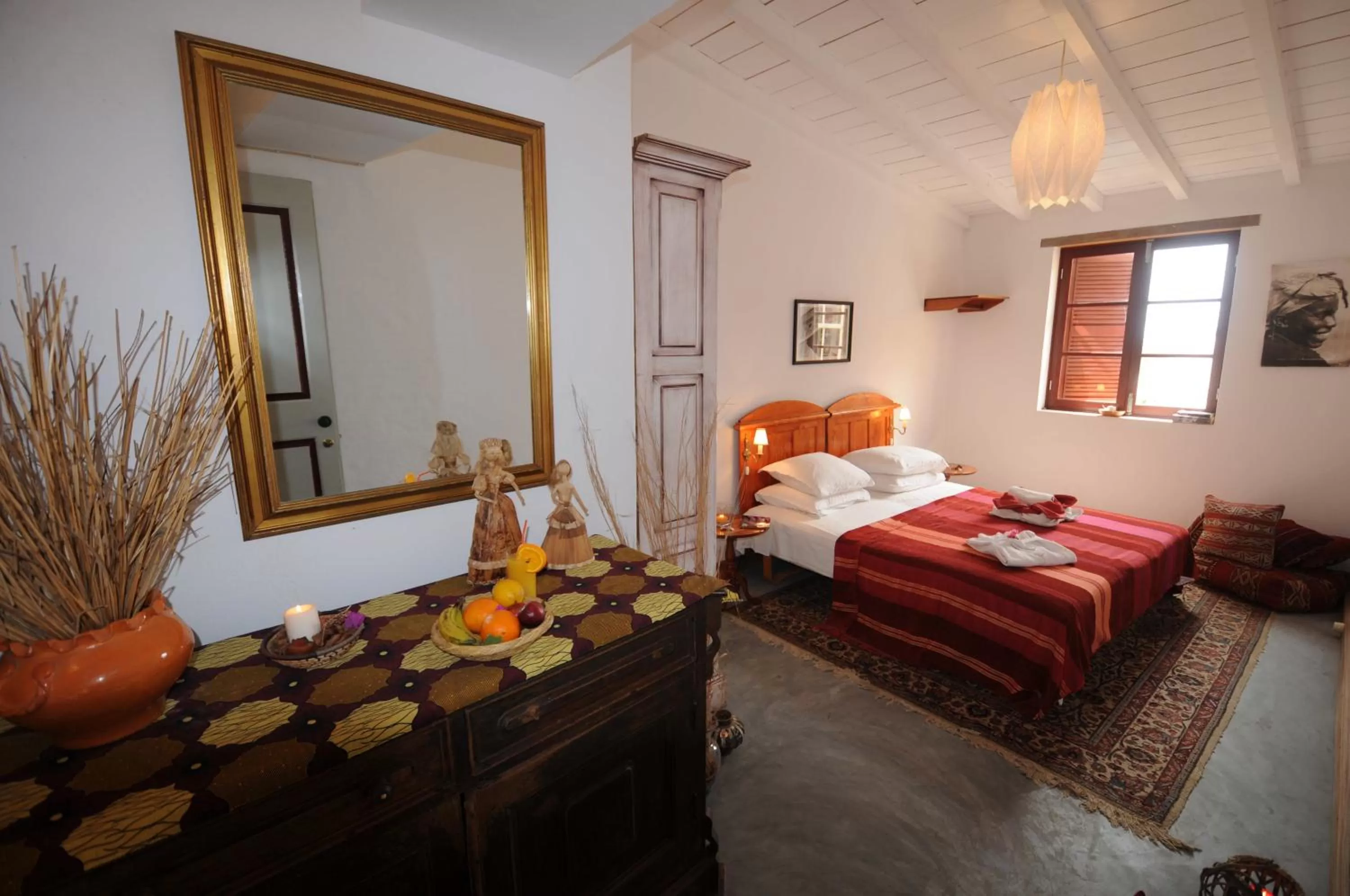 Photo of the whole room, Bed in The Colonial Guest House