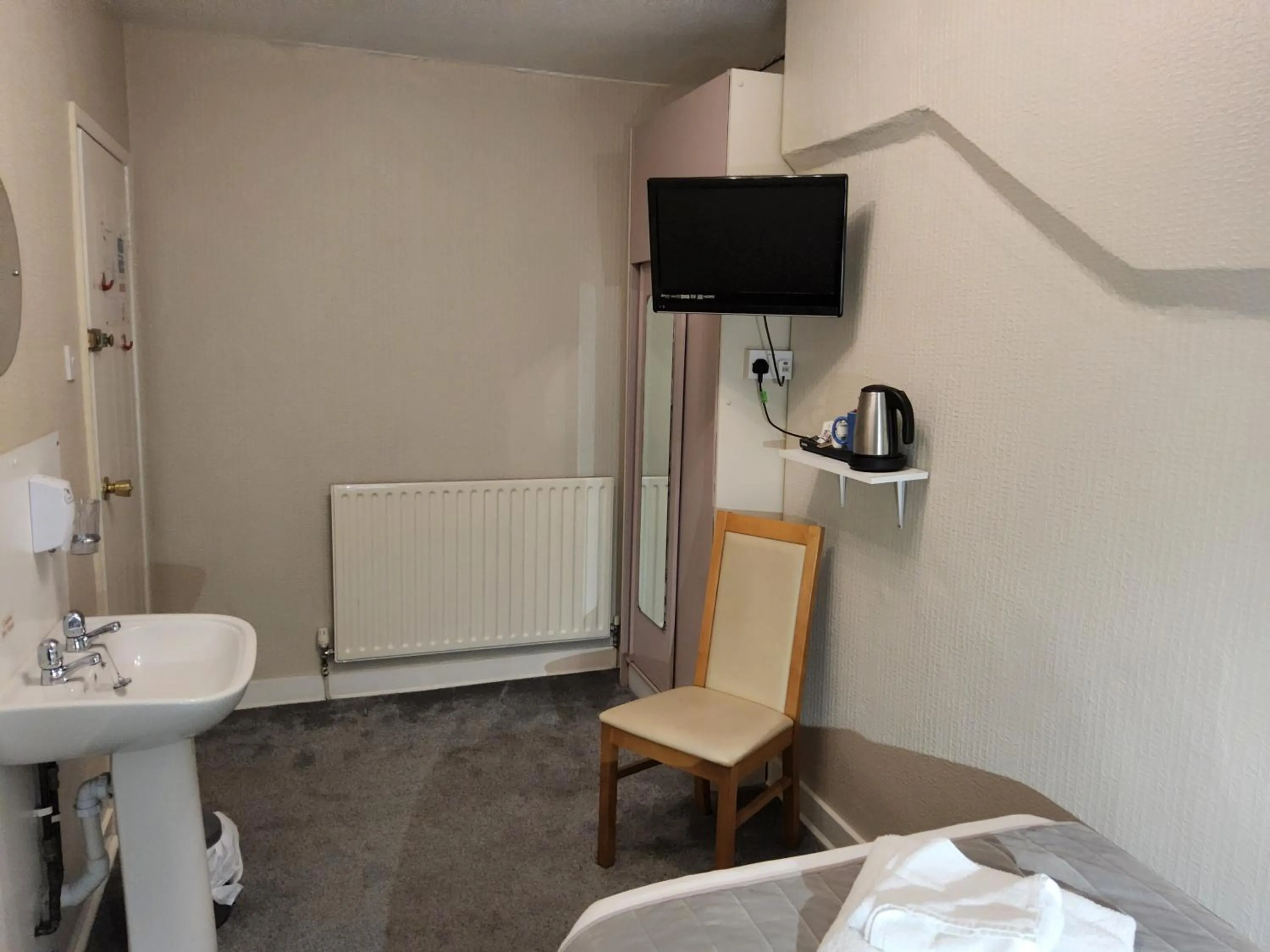 Bedroom in The Avenue Hotel