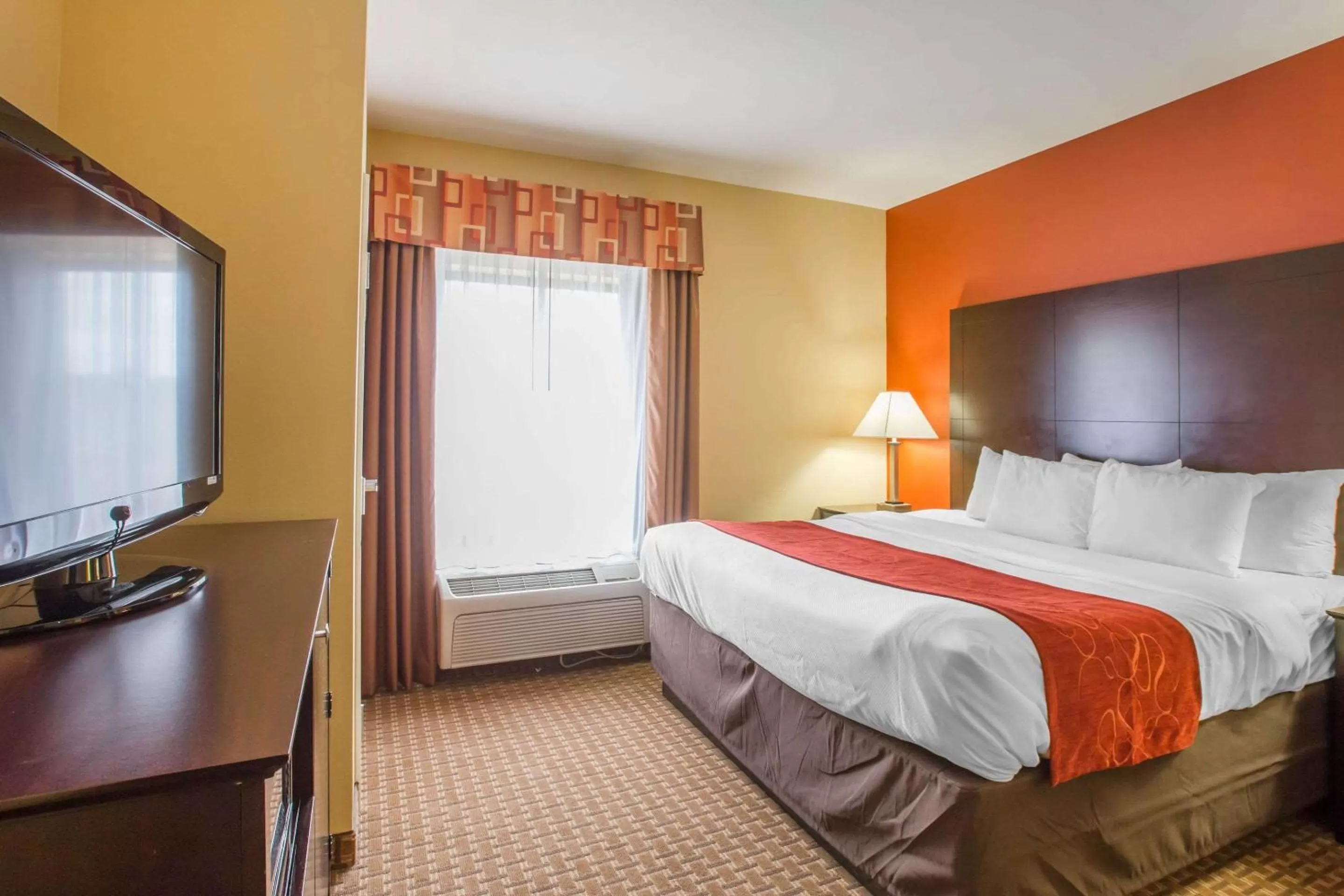 Bedroom in Comfort Suites Golden Isles Gateway