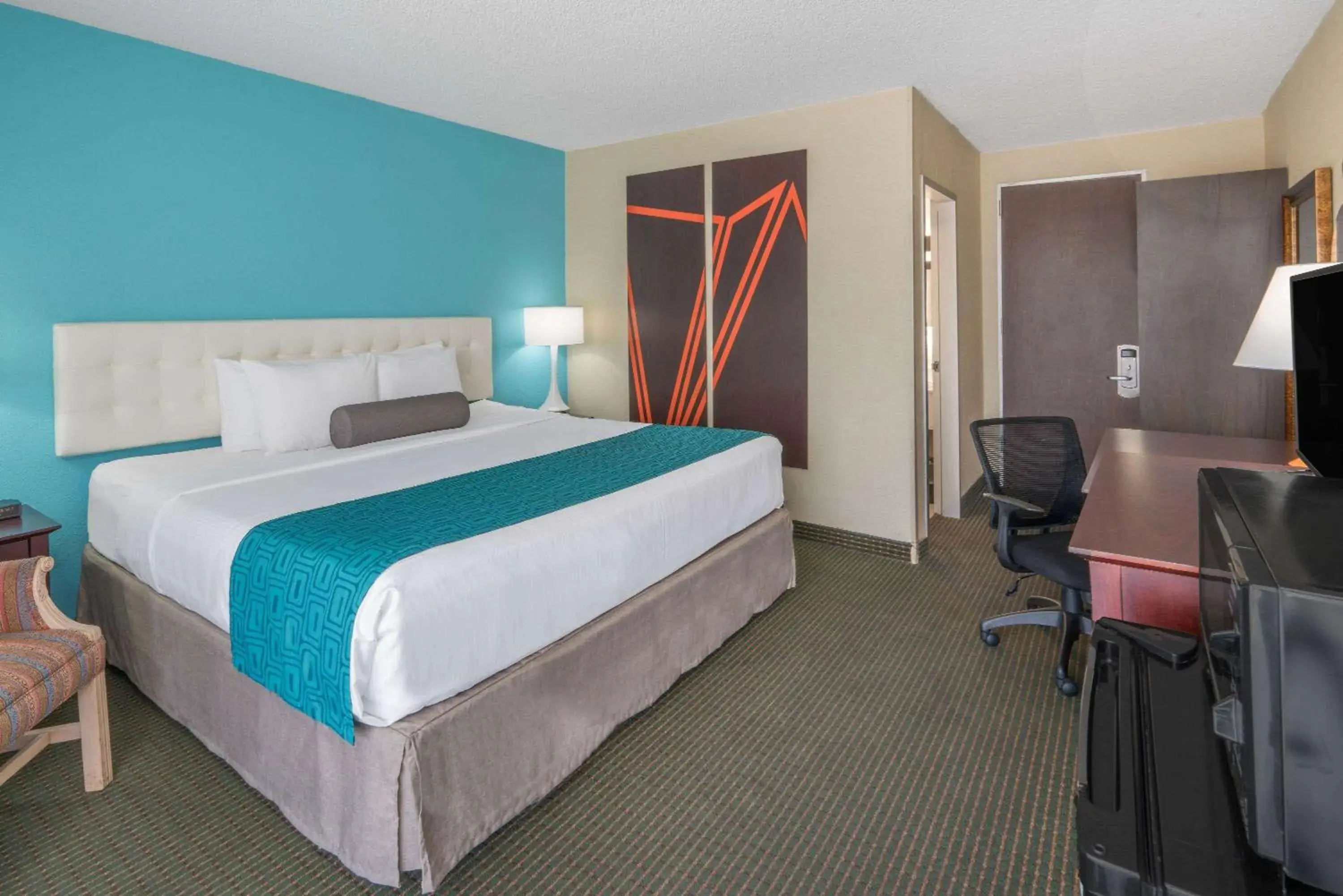 Photo of the whole room, Bed in Howard Johnson by Wyndham Albuquerque Midtown