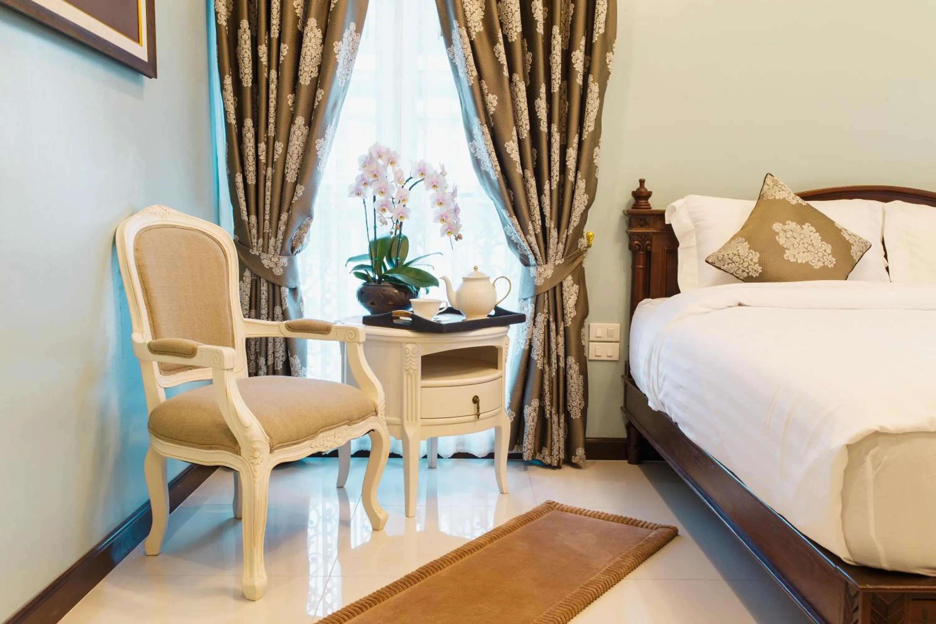 Other, Bed in The Velvet Orchid