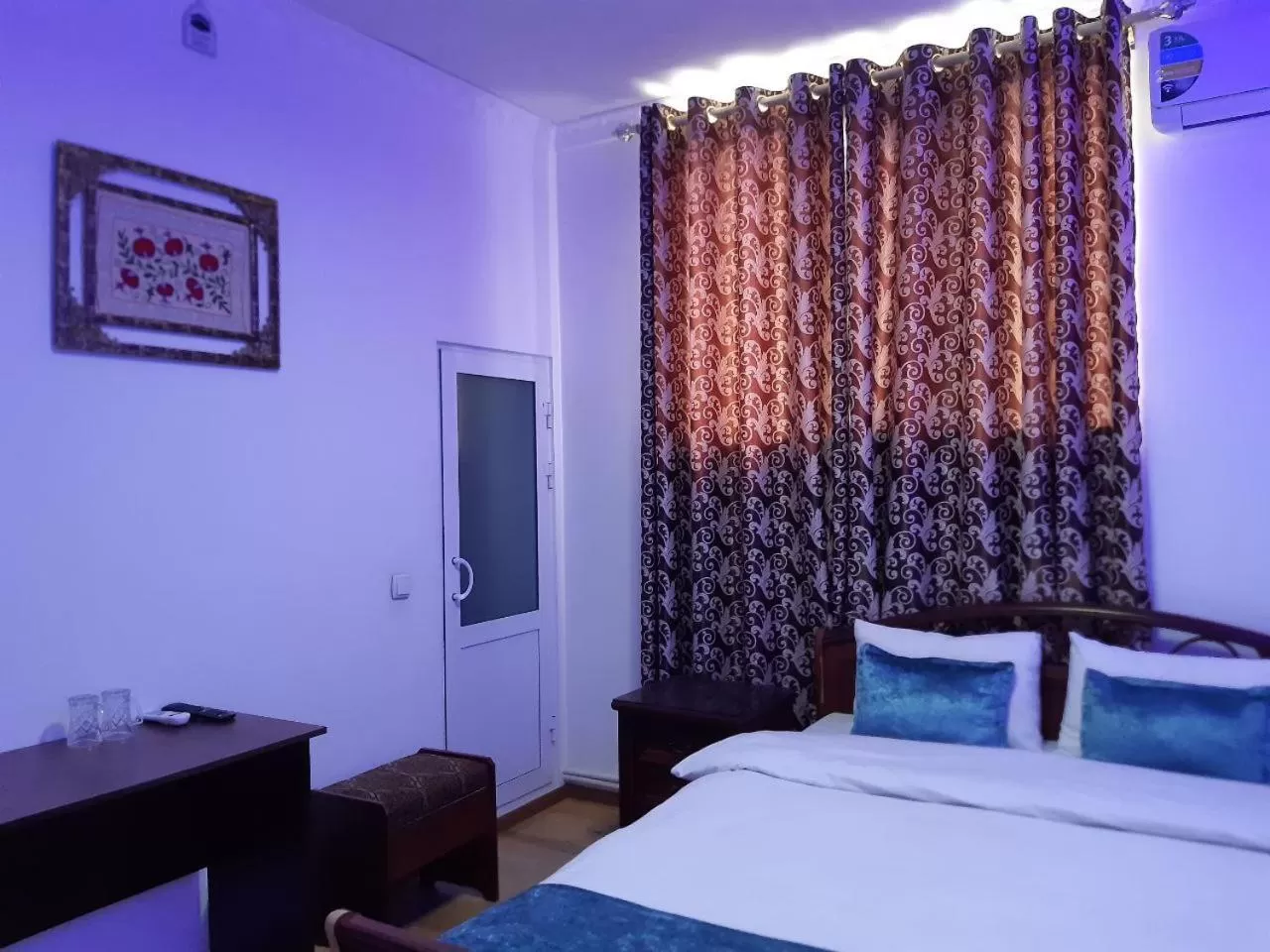 Bed in Risqiro'z Ancient Boutique Hotel