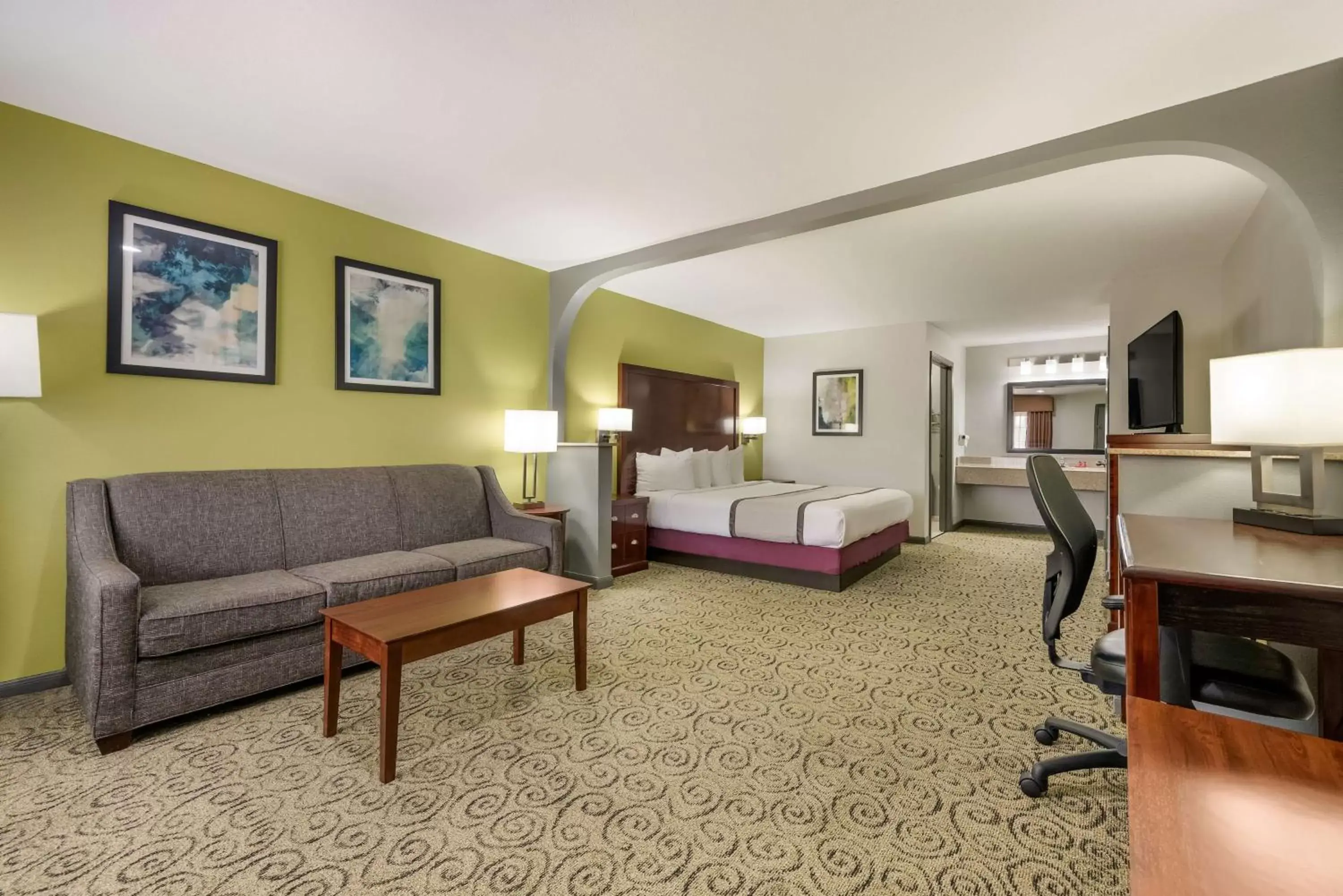 Bedroom, Seating Area in SureStay Hotel by Best Western Deer Park