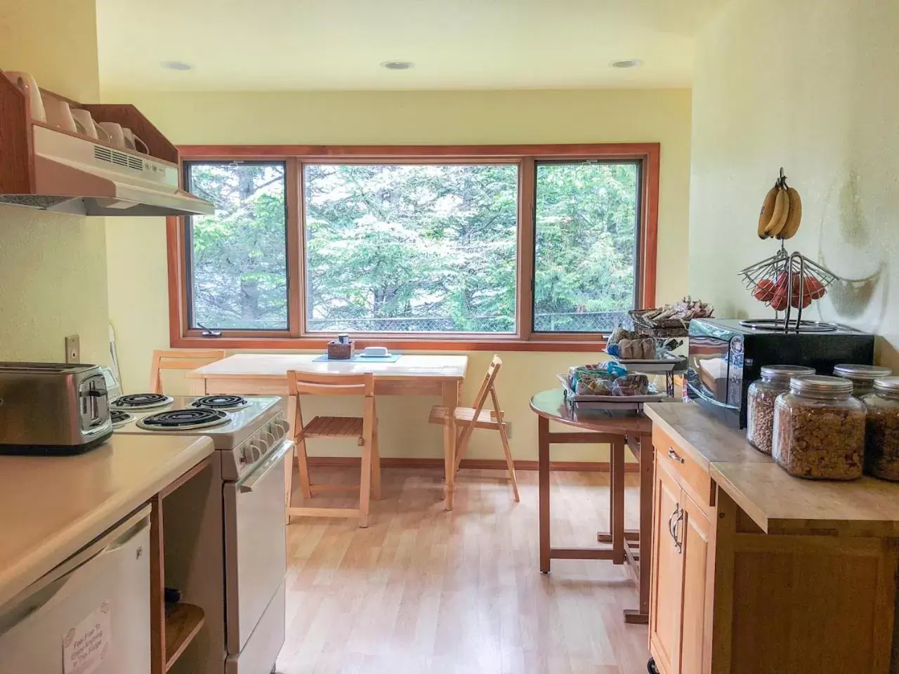 Dining area, Kitchen/Kitchenette in Sea Treasures Inn