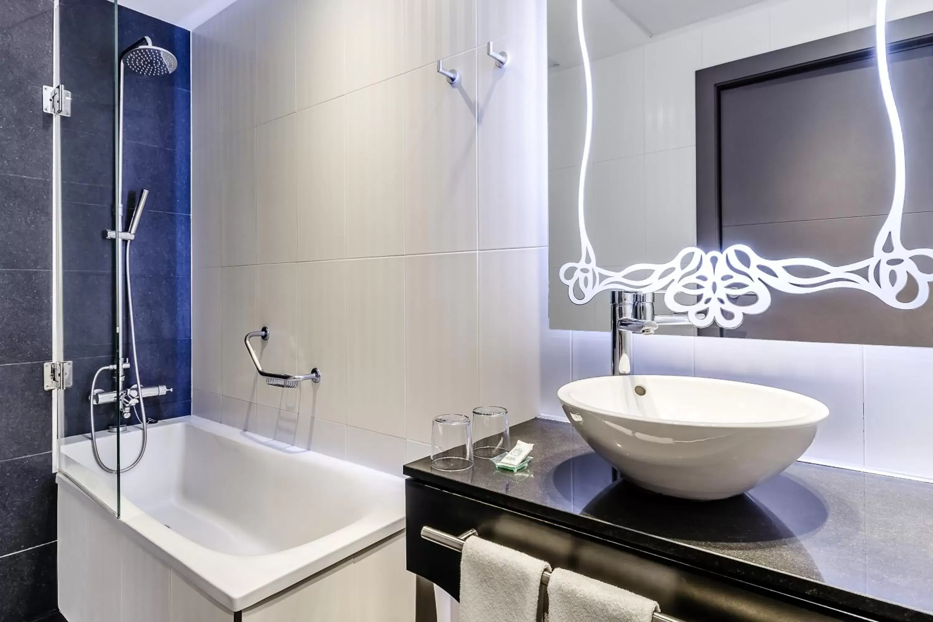 Photo of the whole room, Bathroom in Hotel Ciutadella Barcelona