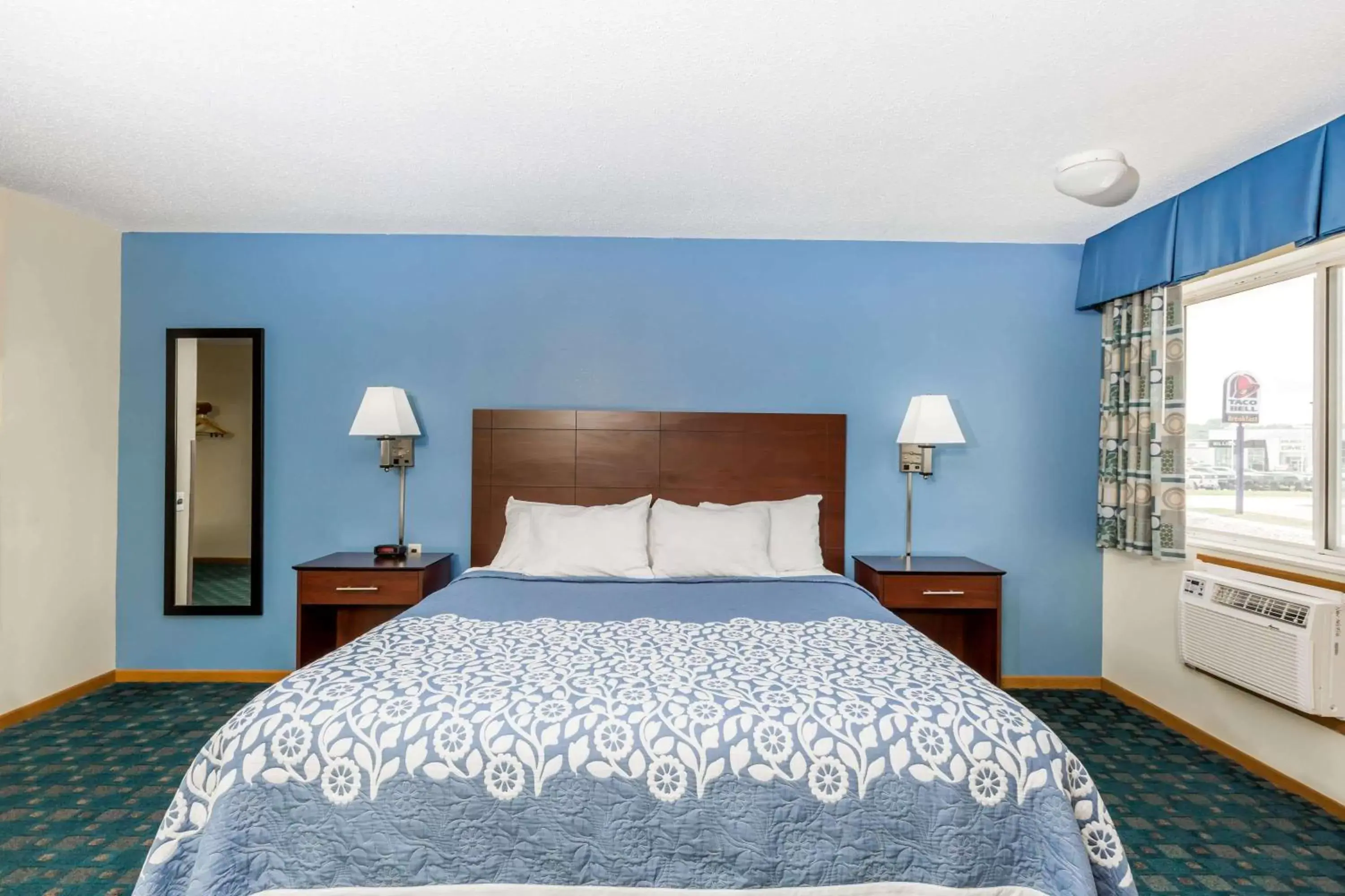 Photo of the whole room, Bed in Days Inn by Wyndham Sioux City