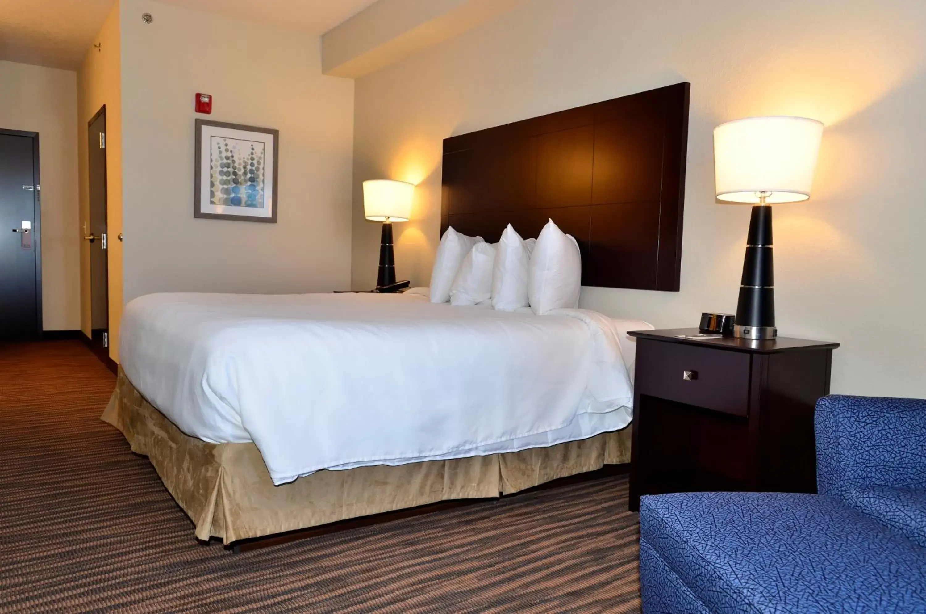 Bed in Cobblestone Inn & Suites - Holstein