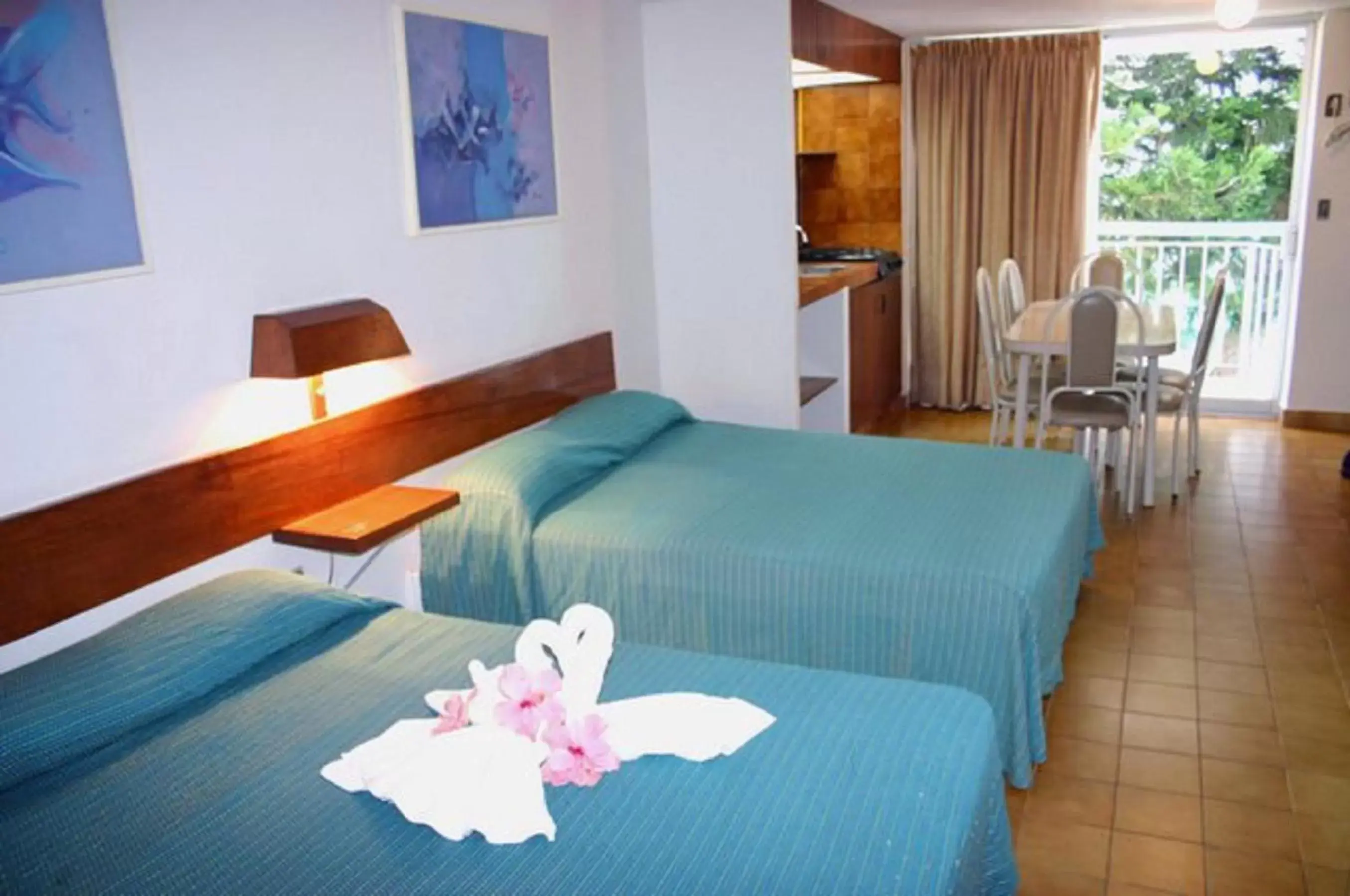 Photo of the whole room, Bed in Alba Suites Acapulco