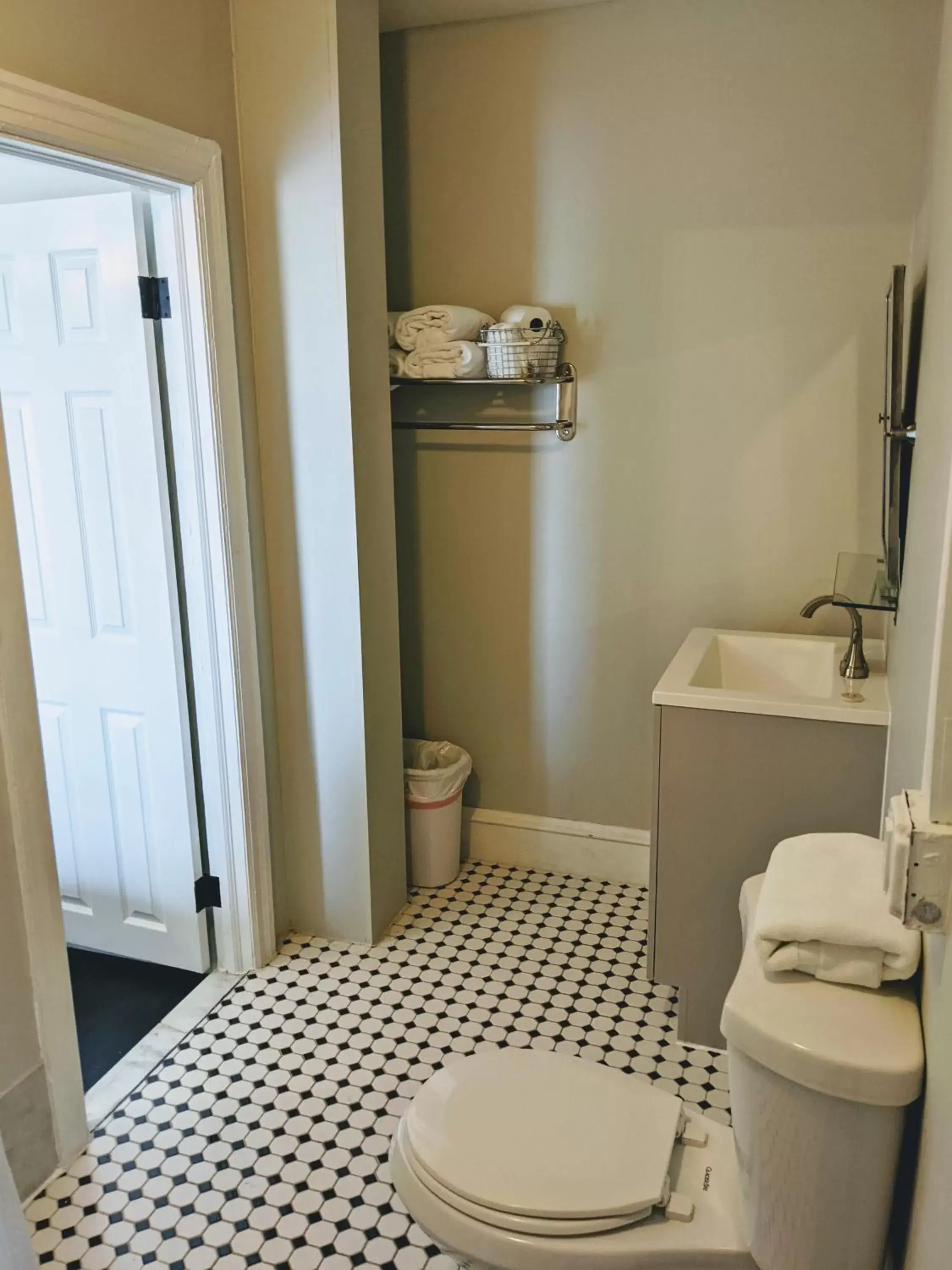 Toilet, Bathroom in Chelsea Pub and Inn