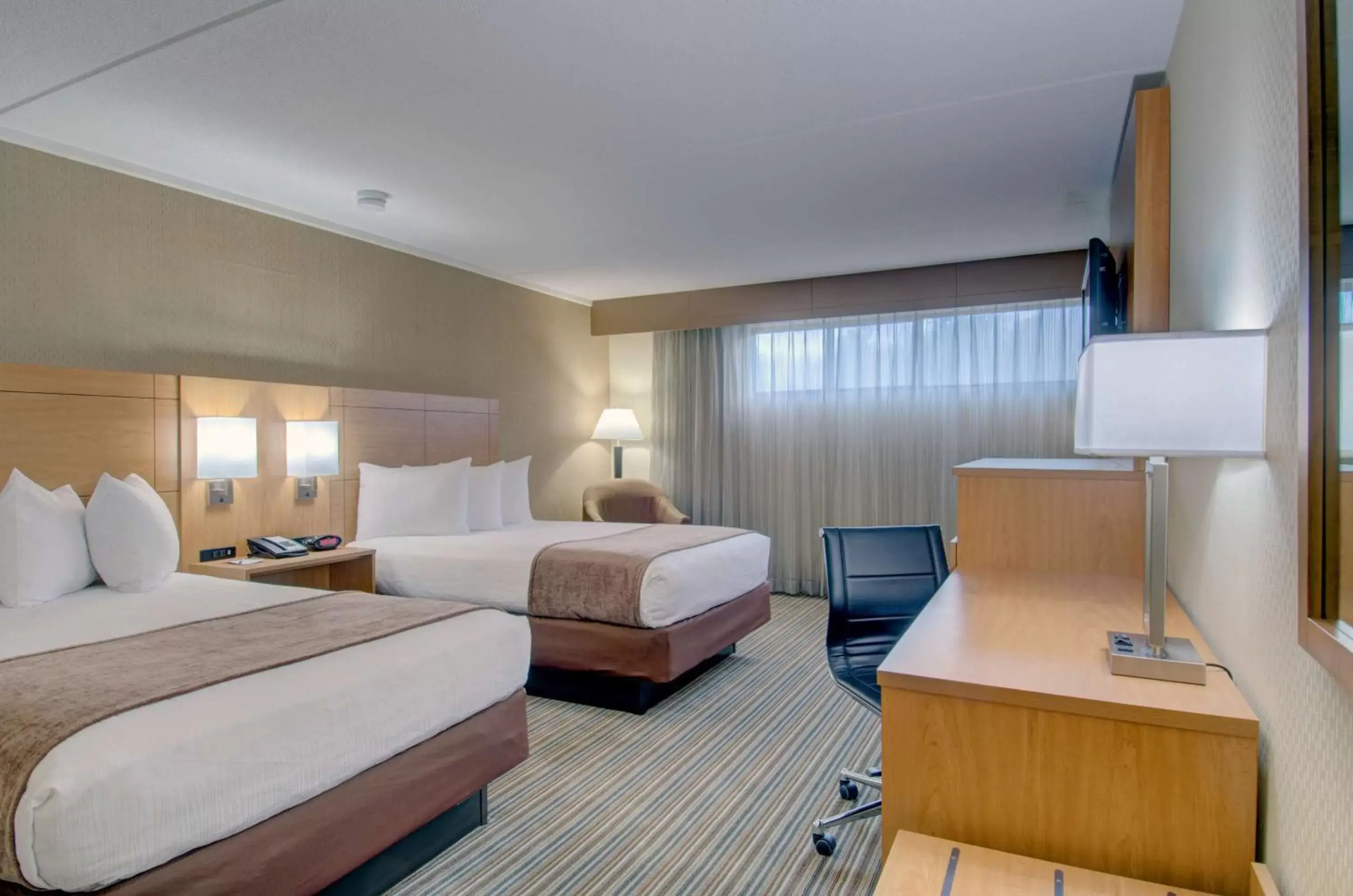 Photo of the whole room, Bed in Best Western Royal Plaza Hotel and Trade Center