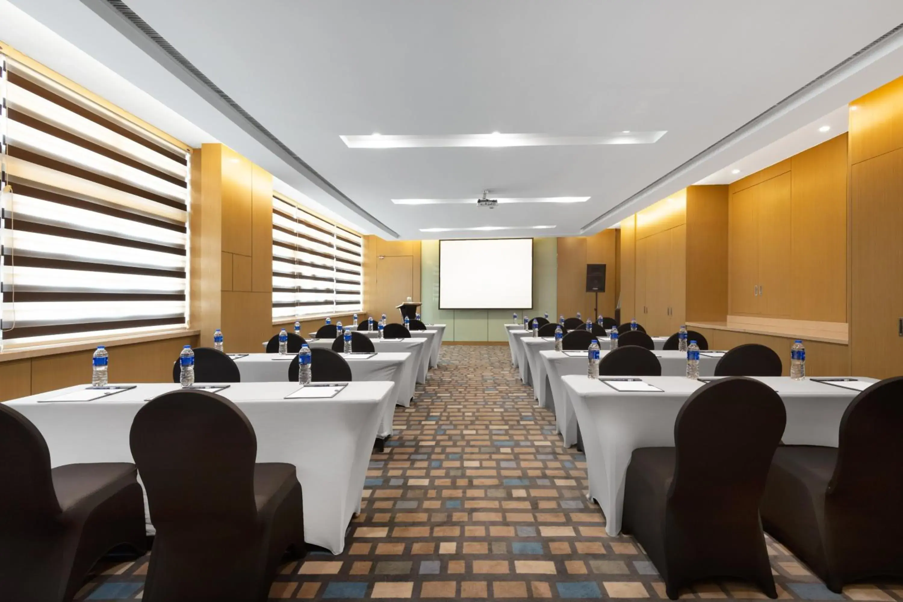 Meeting/conference room in Holiday Inn Express Nantong Downtown, an IHG Hotel