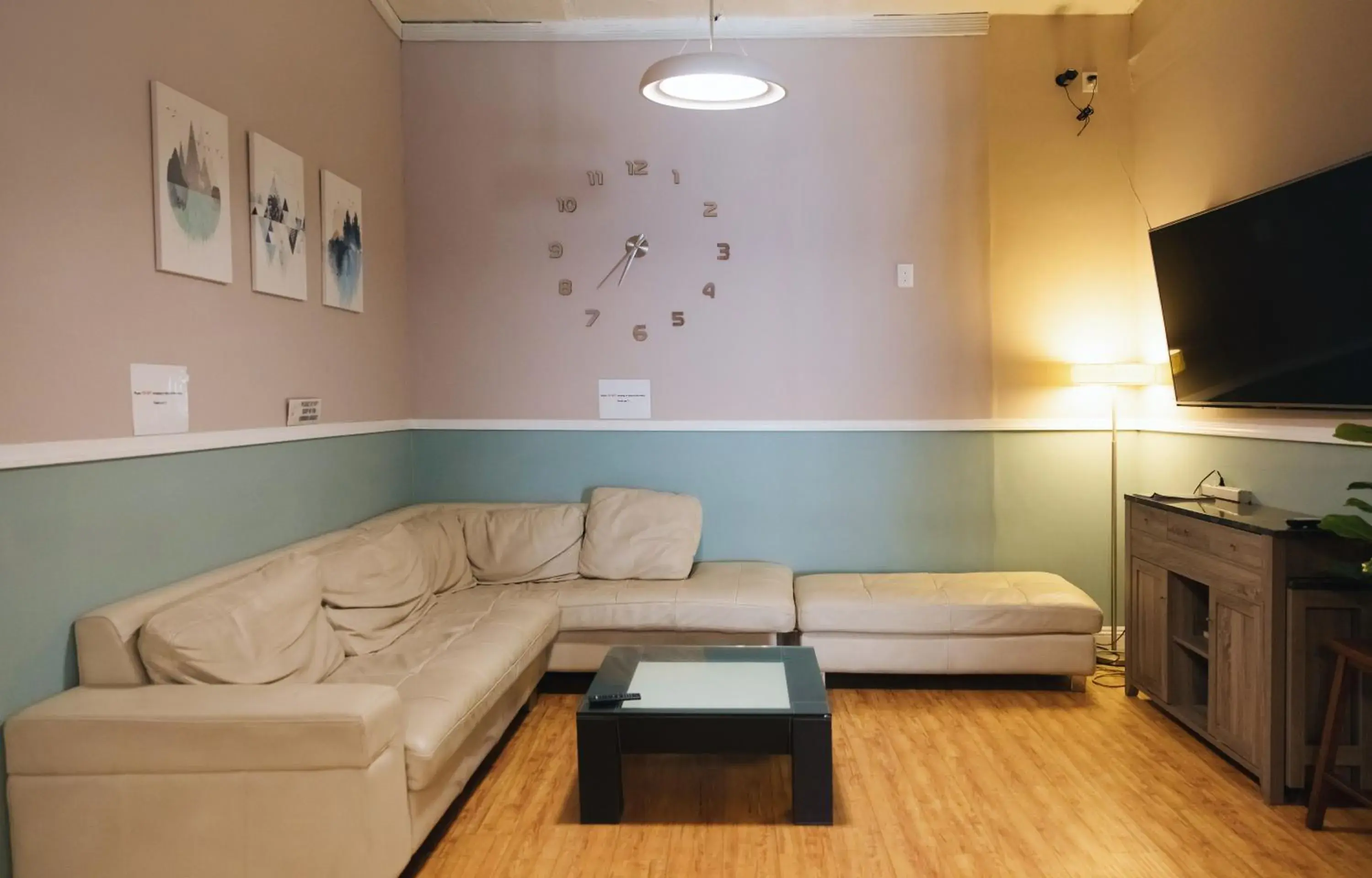 Communal lounge/ TV room, Seating Area in Melrose Hostel