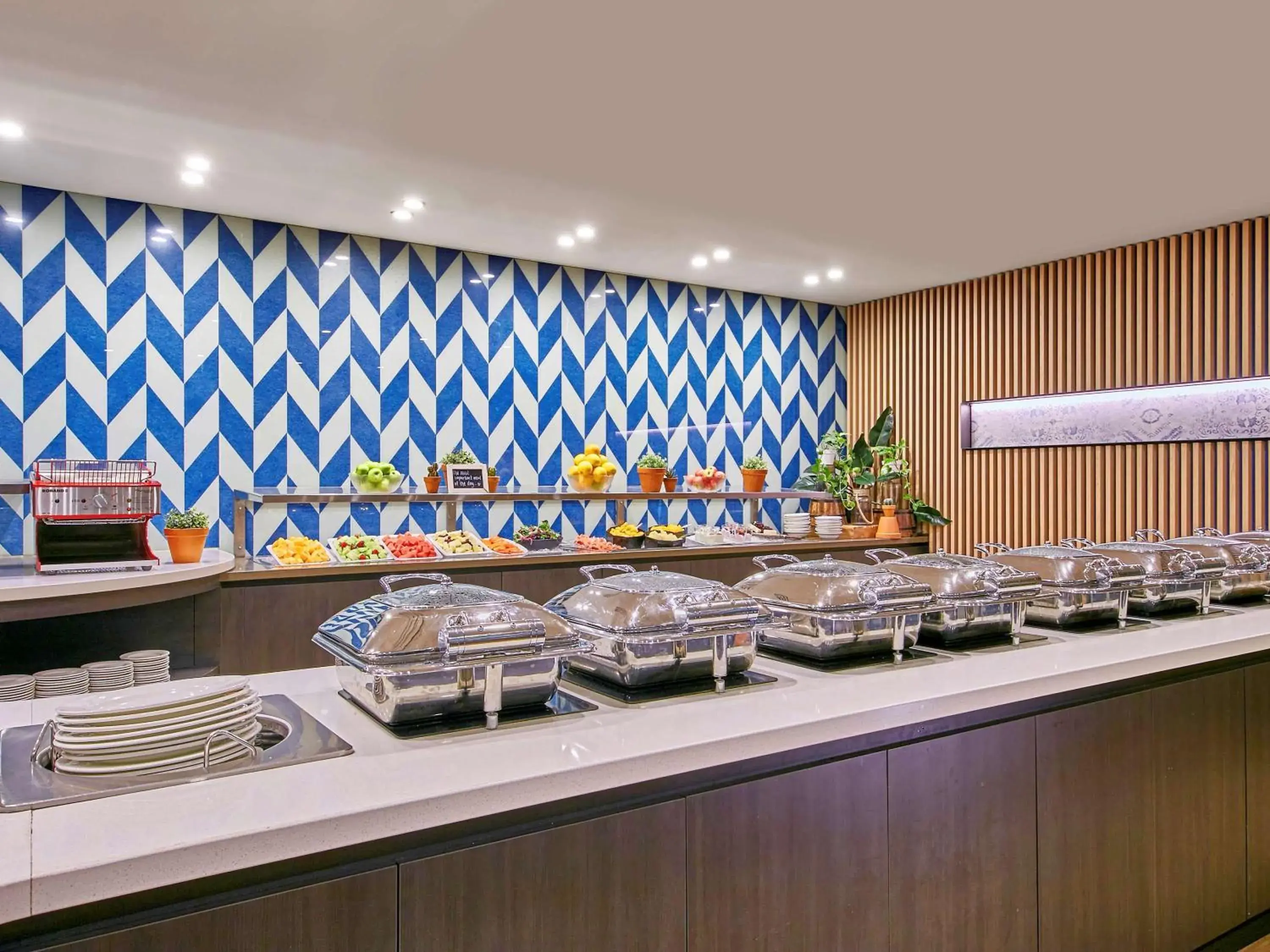 Restaurant/places to eat, Kitchen/Kitchenette in Mercure Perth