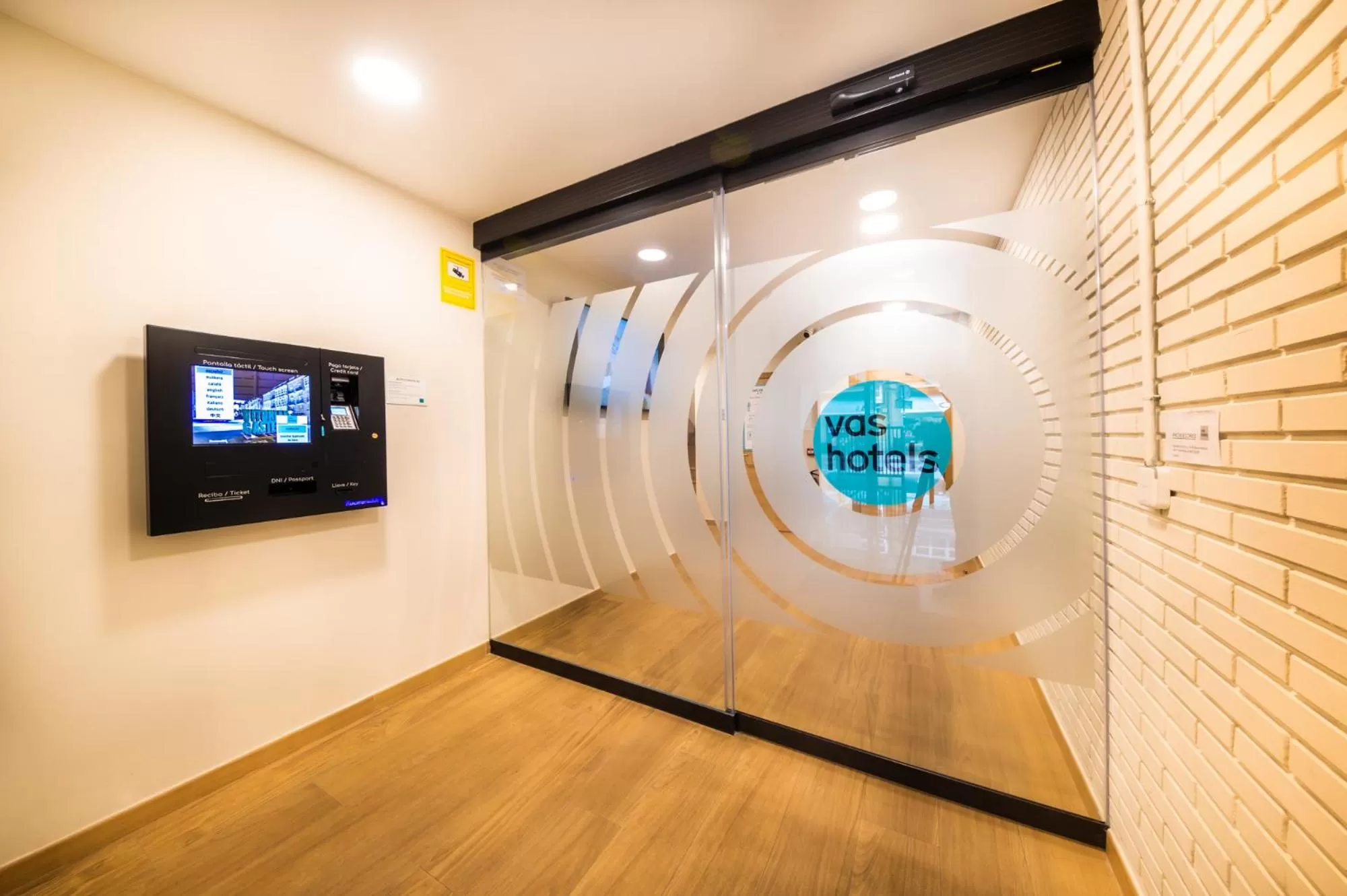 Lobby or reception, TV/Entertainment Center in Hotel Vas Vitoria AutoCheckIn