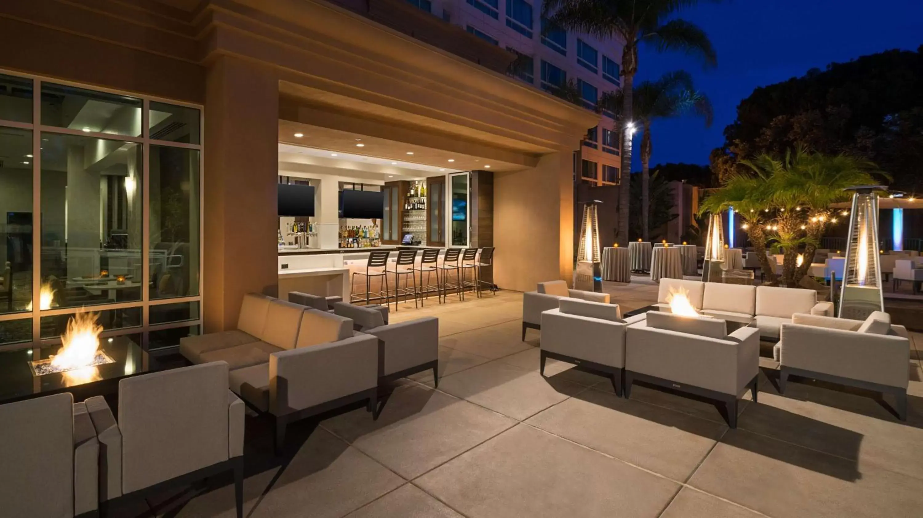 Patio, Restaurant/Places to Eat in DoubleTree by Hilton San Diego Del Mar