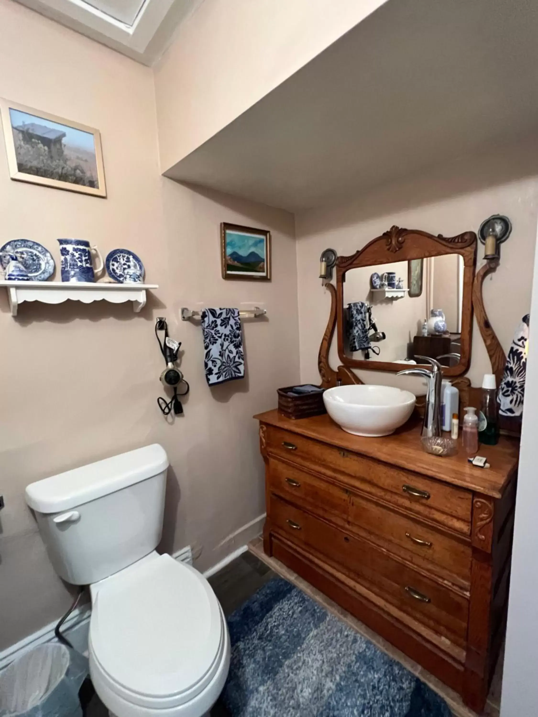 Bathroom in Heart's Desire Inn Bathroom in Heart's Desire Inn