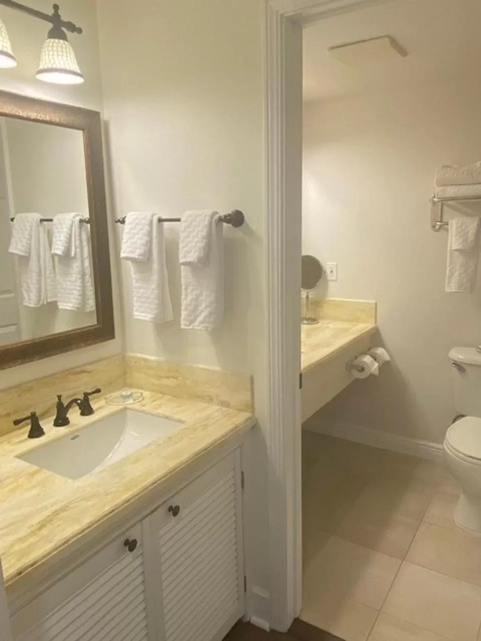 Standard King Room - single occupancy in Elm House Inn