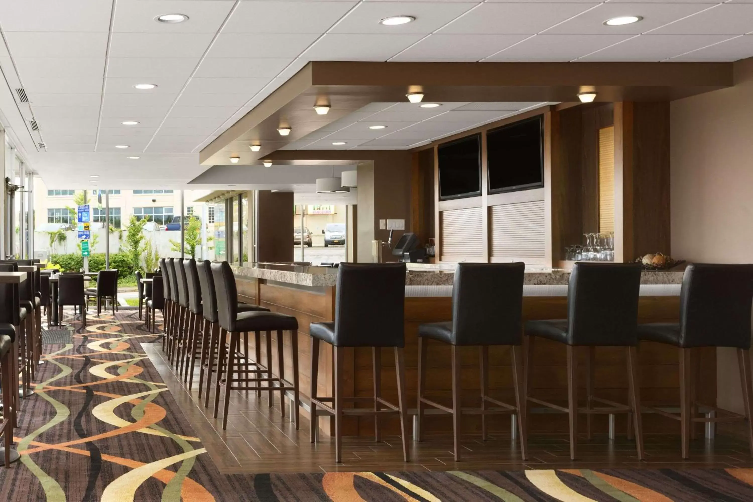 Lobby or reception, Restaurant/Places to Eat in Travelodge by Wyndham Niagara Falls Fallsview