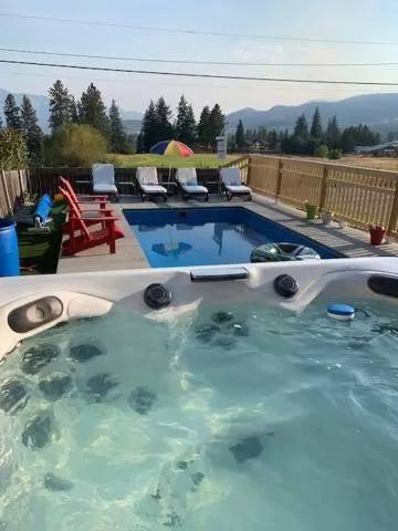 Swimming pool in Salish B&B and Spa