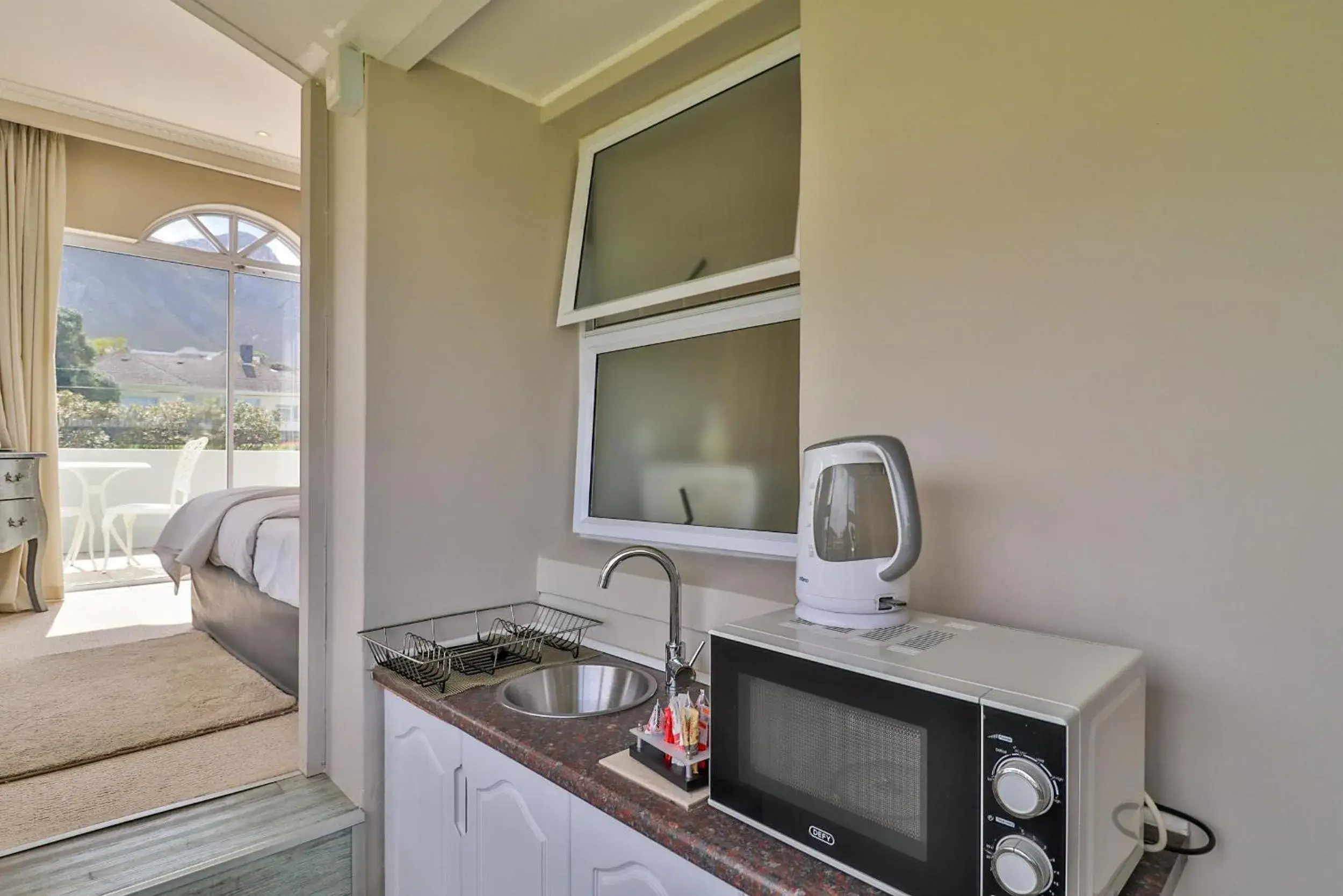 Kitchen or kitchenette, Kitchen/Kitchenette in Hermanus Beachfront Lodge