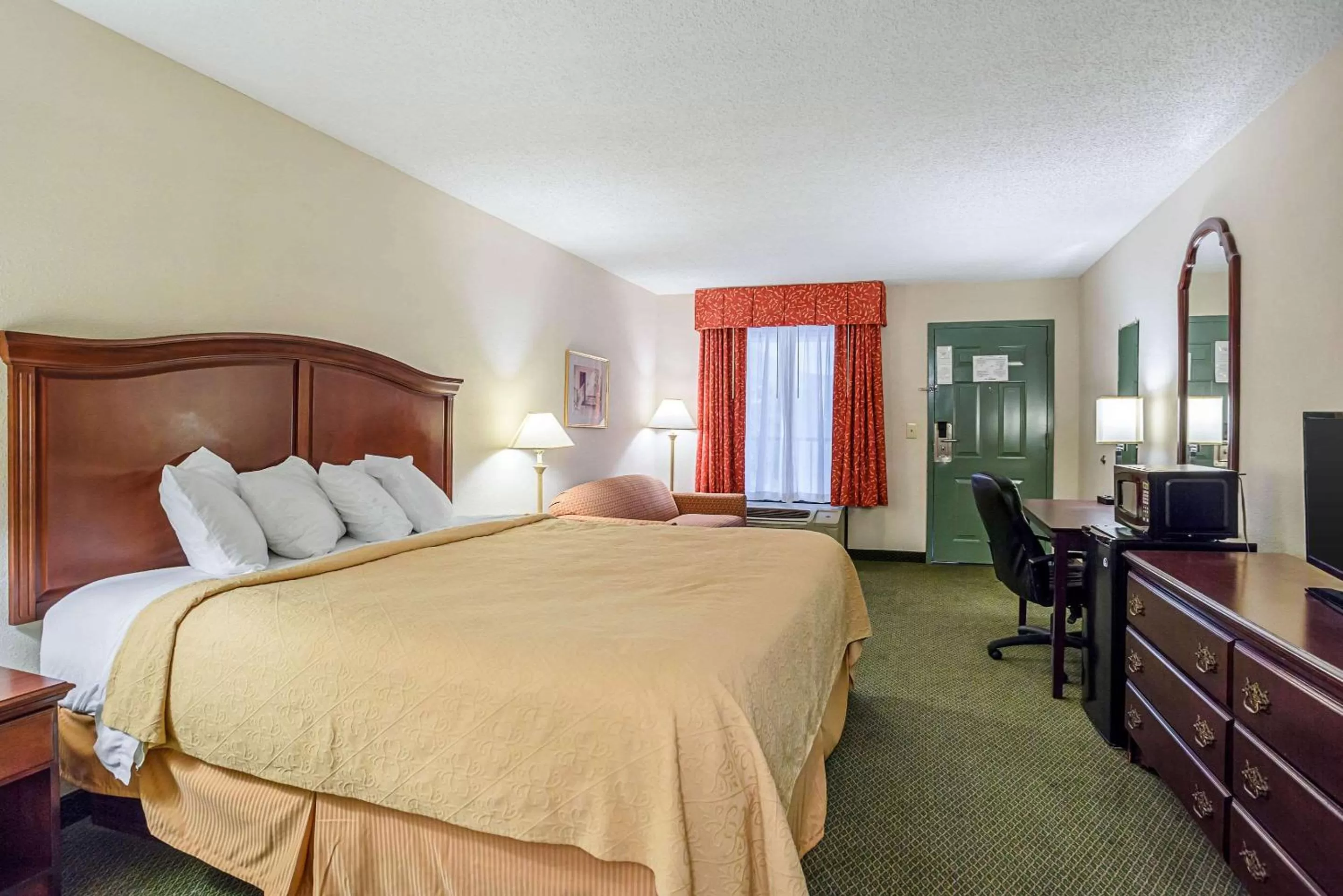Photo of the whole room, Bed in Quality Inn Heber Springs