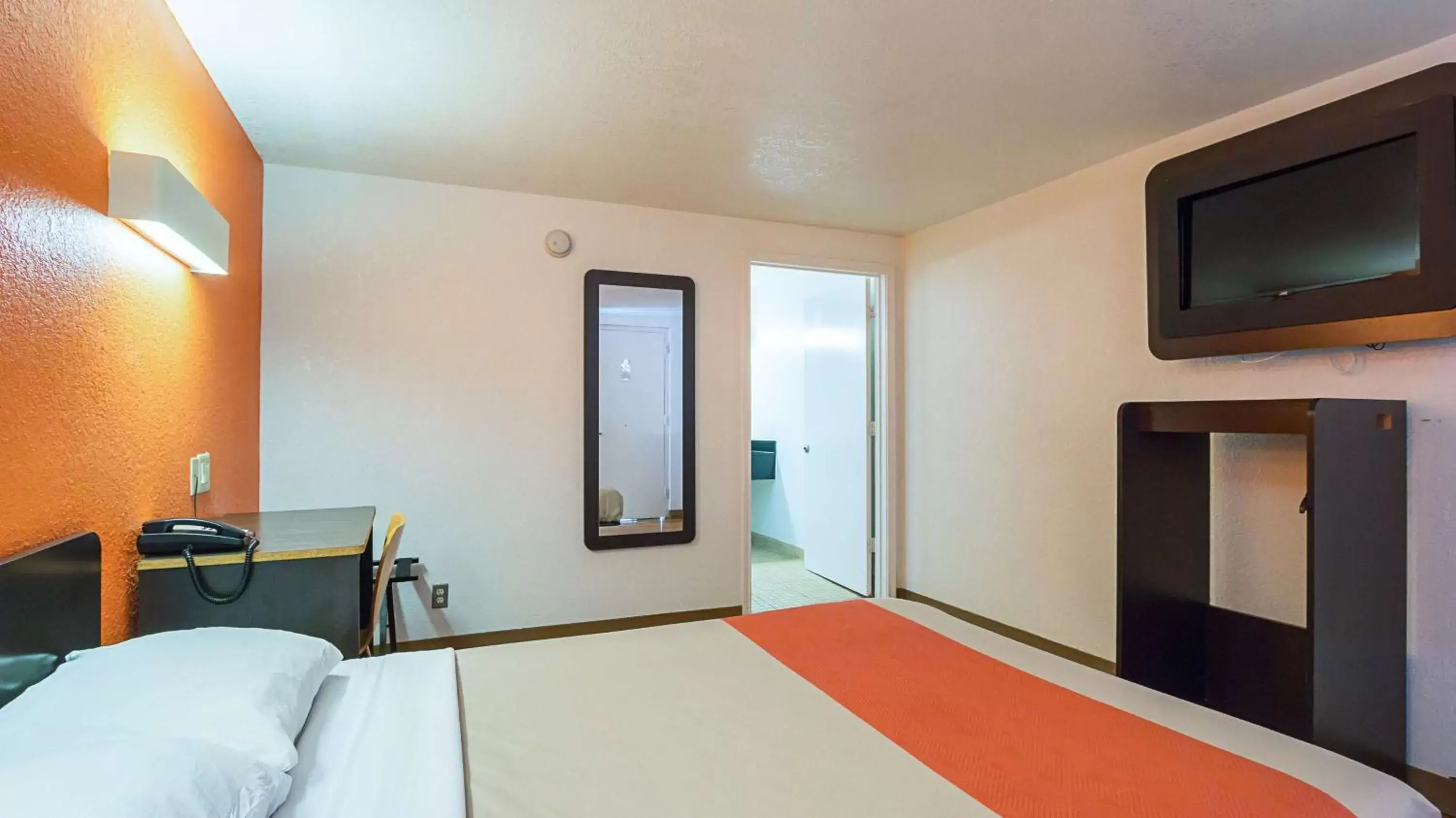 TV and multimedia, Bed in Motel 6-Round Rock, TX