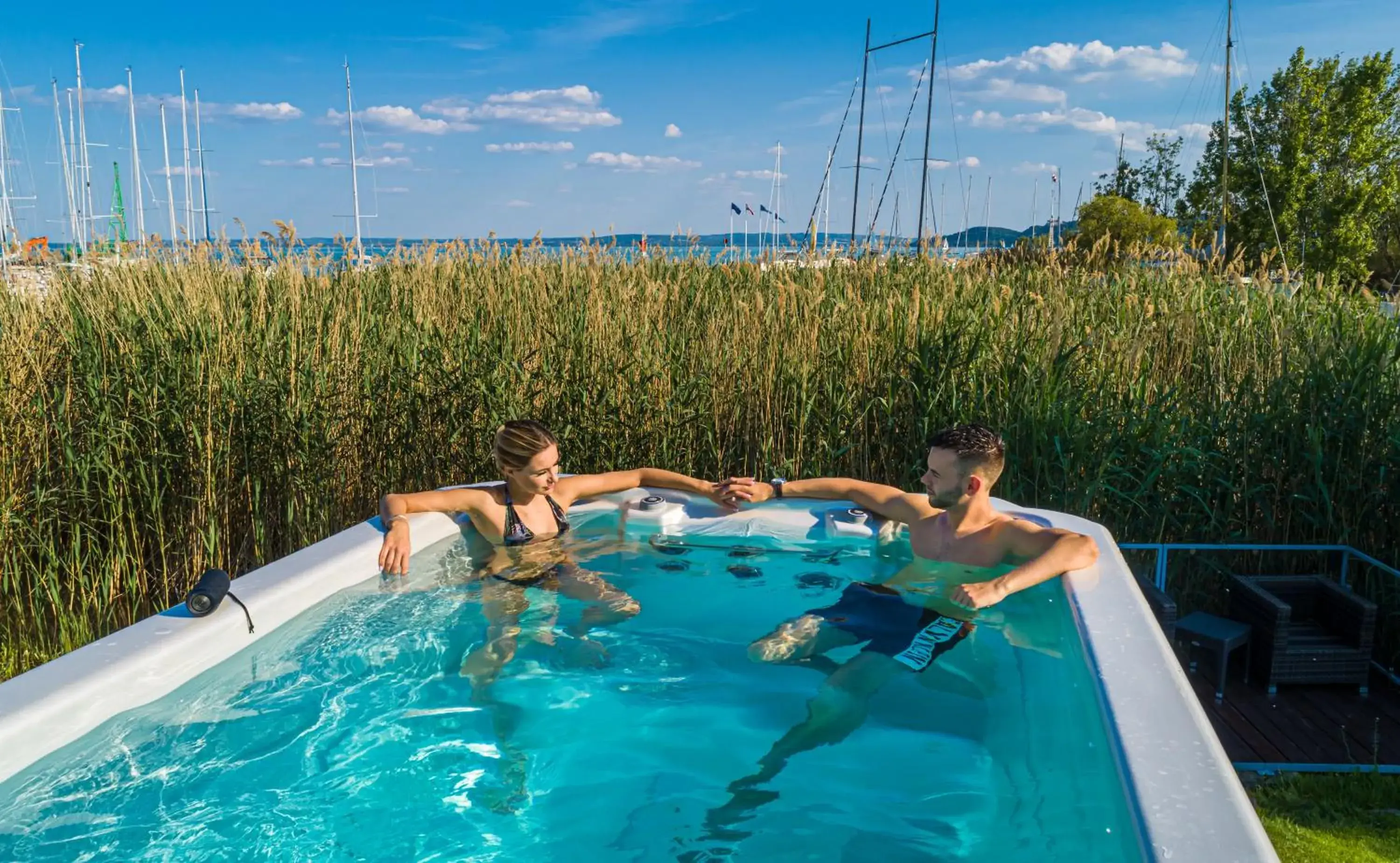 Swimming Pool in Hotel Golden Lake Resort