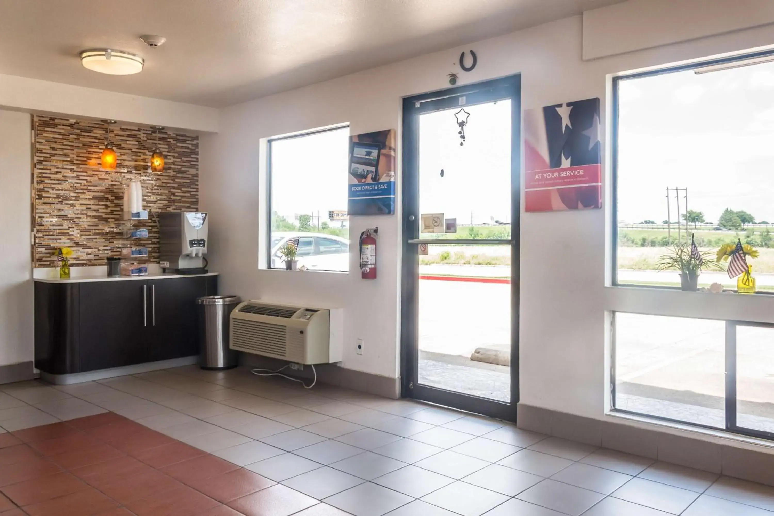 Lobby or reception, Supermarket/Shops in Motel 6-Mesquite, TX - Rodeo - Convention Ctr