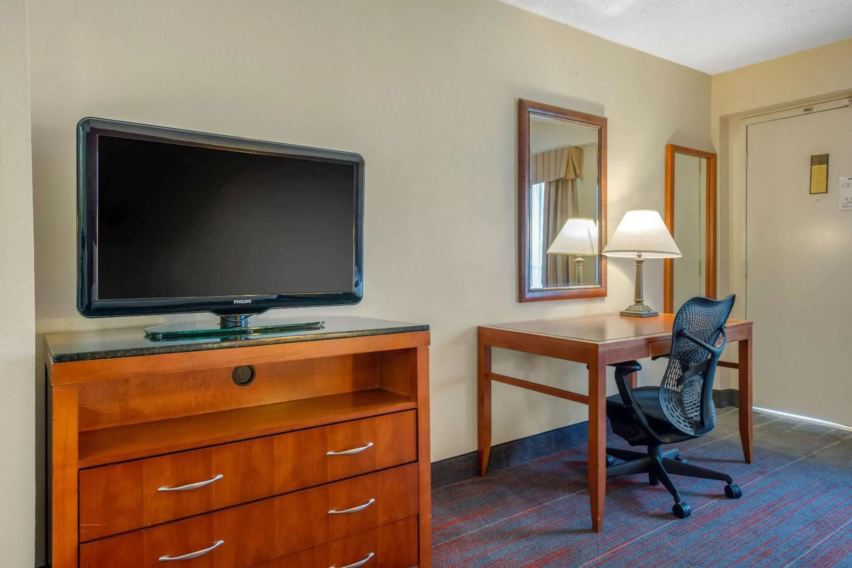 Photo of the whole room, TV/Entertainment Center in Quality Inn Savannah Historic District