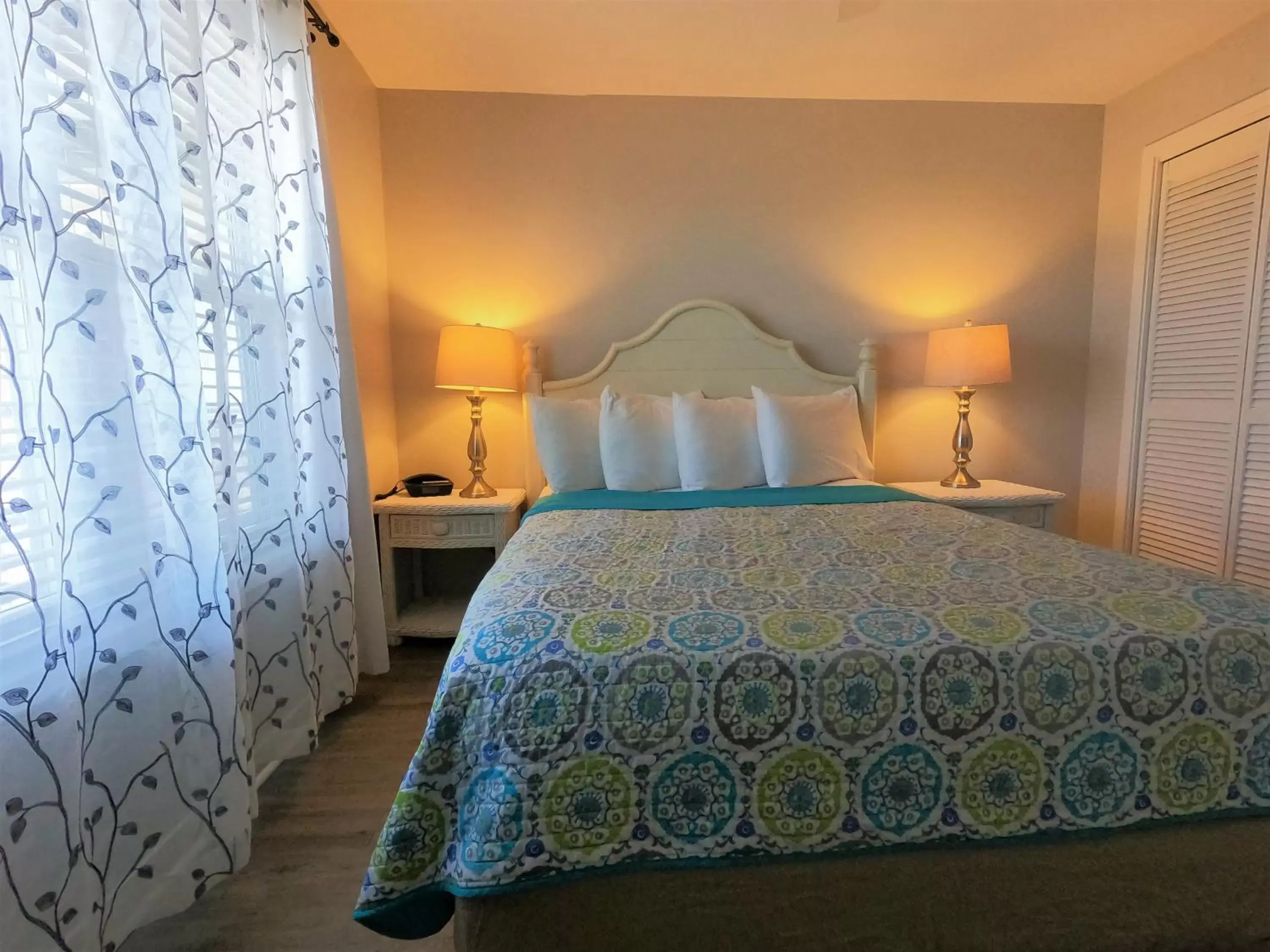 Bedroom, Bed in Sandpeddler Inn and Suites