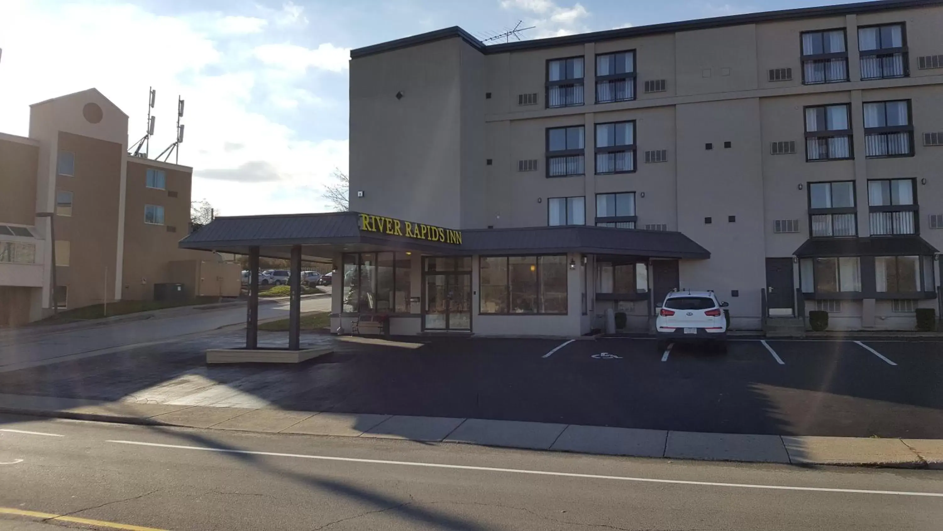 Property Building in River Rapids Inn