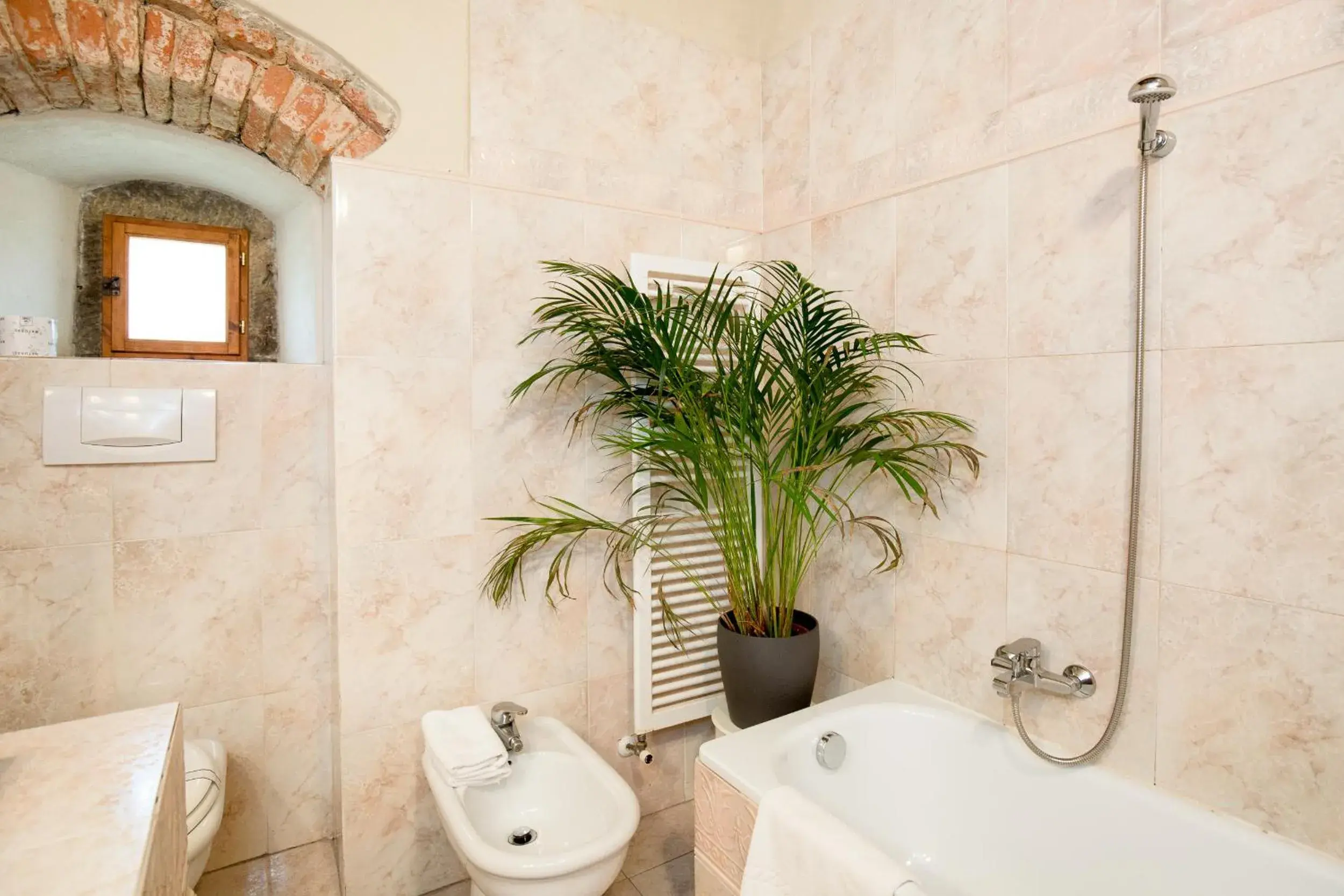Shower, Bathroom in Villa Pitiana