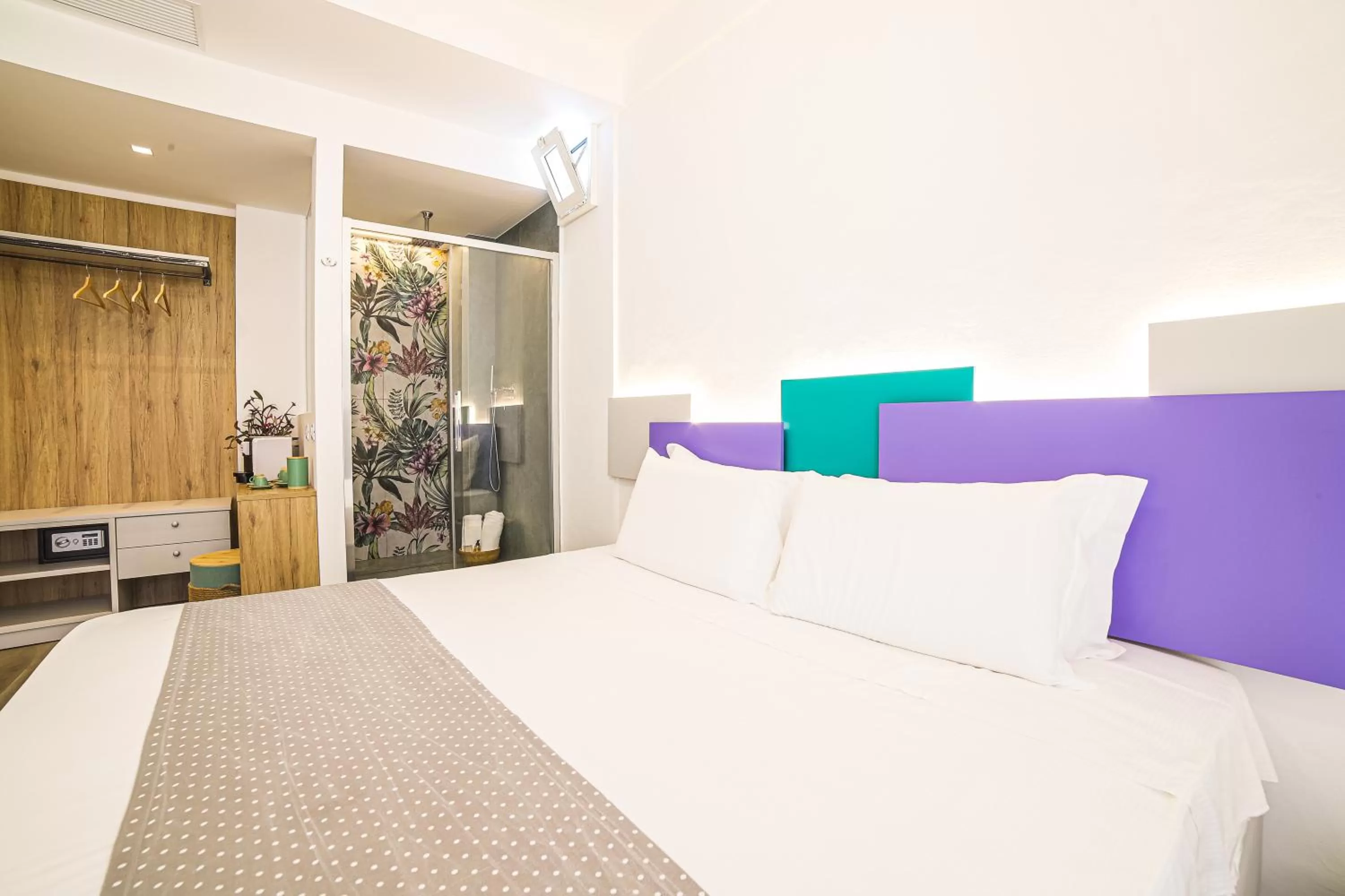 Shower, Bed in Hotel Majorca