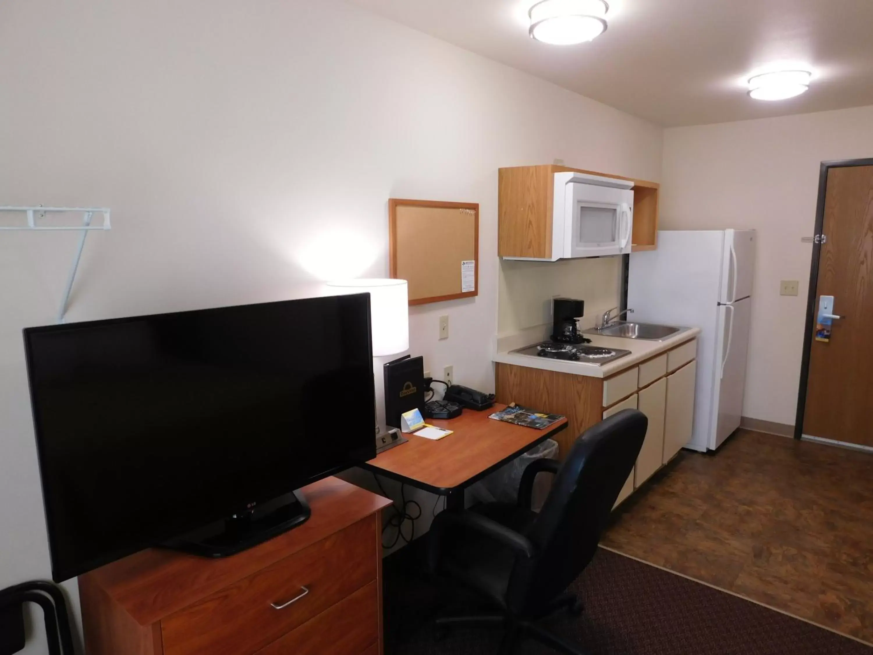 Kitchen or kitchenette, TV/Entertainment Center in Days Inn & Suites by Wyndham Rochester South