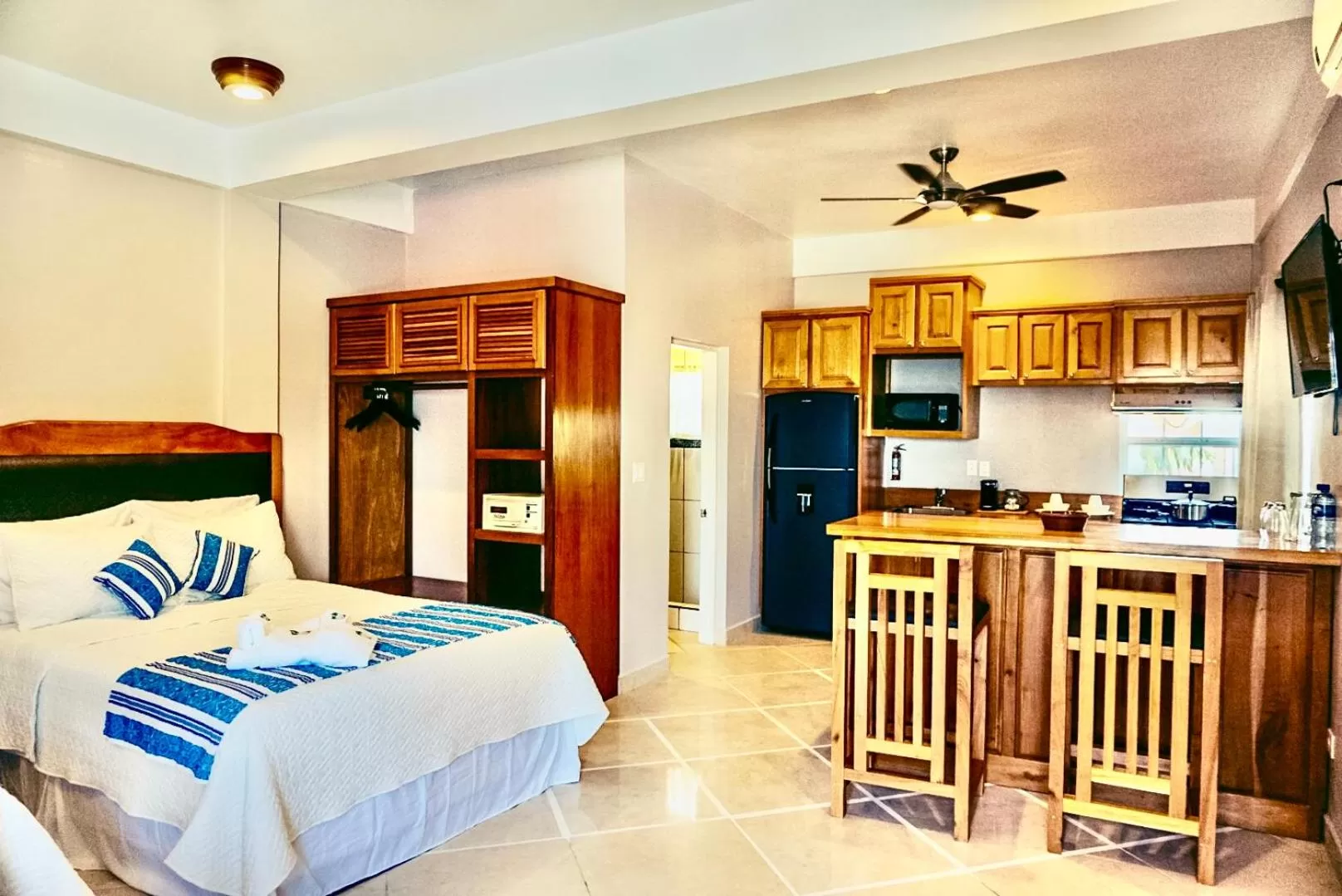 Bathroom, Bed in La Isla Resort