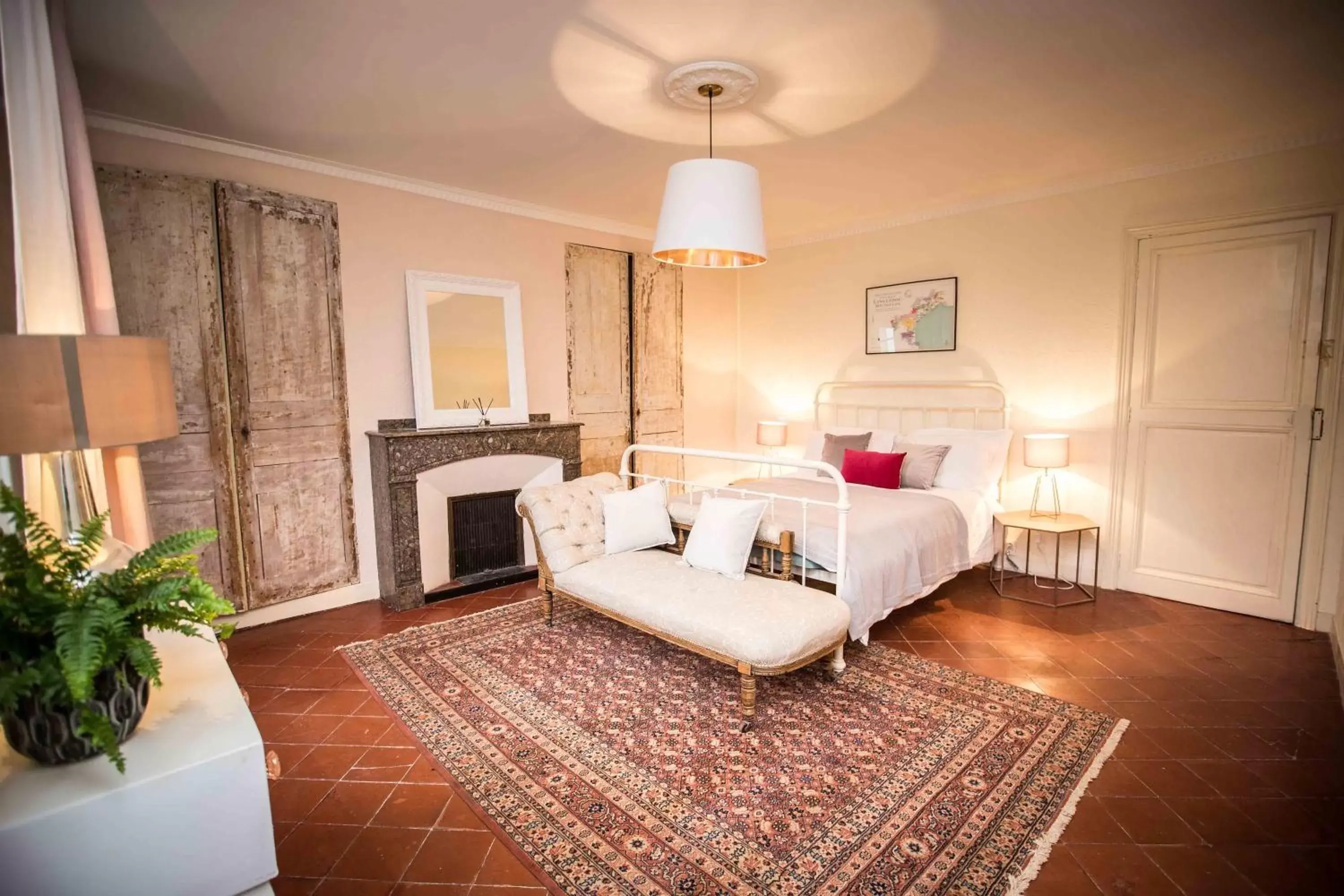 Bed, Seating Area in Carcassonne Townhouse