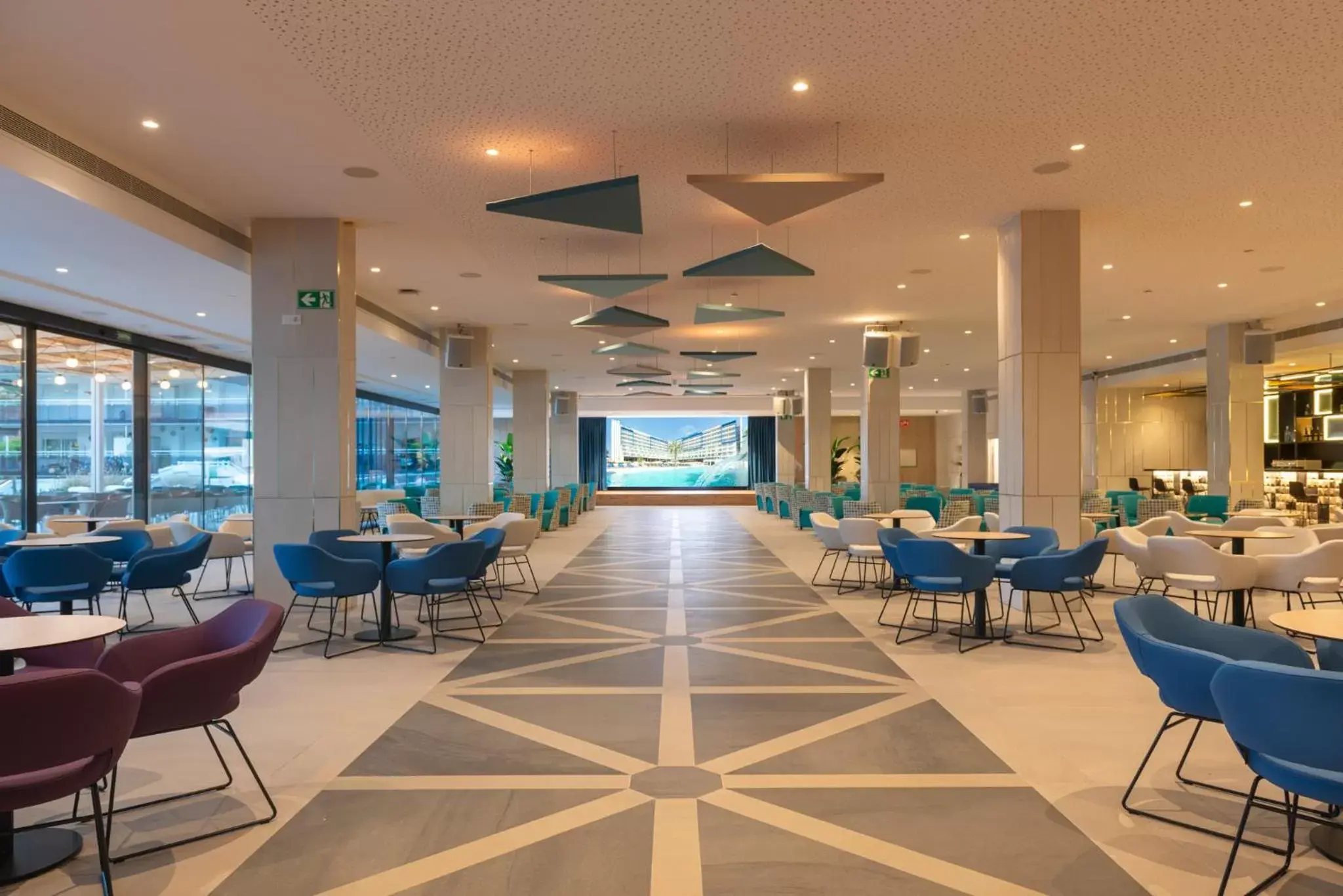 Lounge or bar in L'Azure Hotel 4* Sup Lounge or bar in L'Azure Hotel 4* Sup