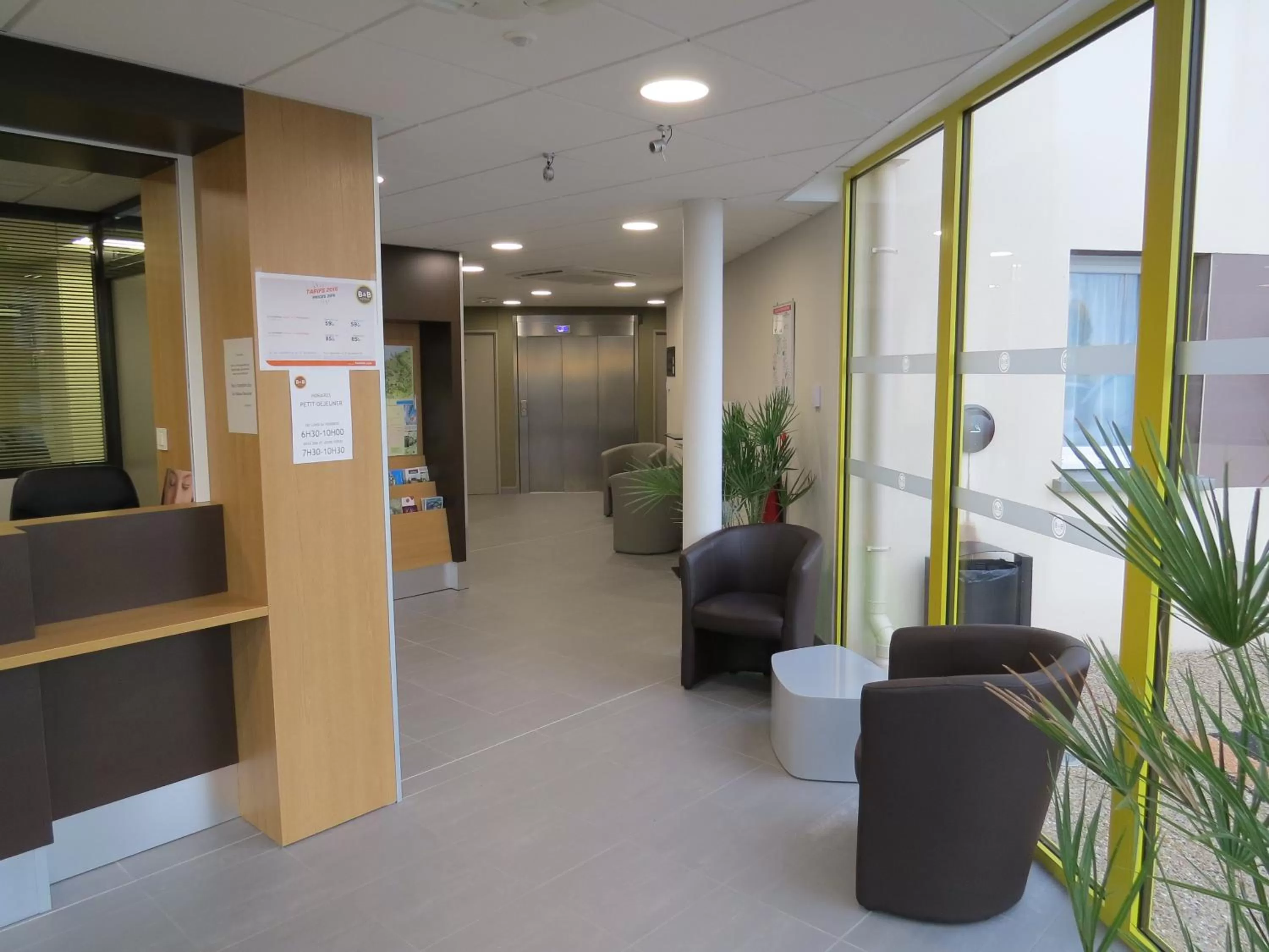 Lobby or reception in B&B HOTEL Yvetot