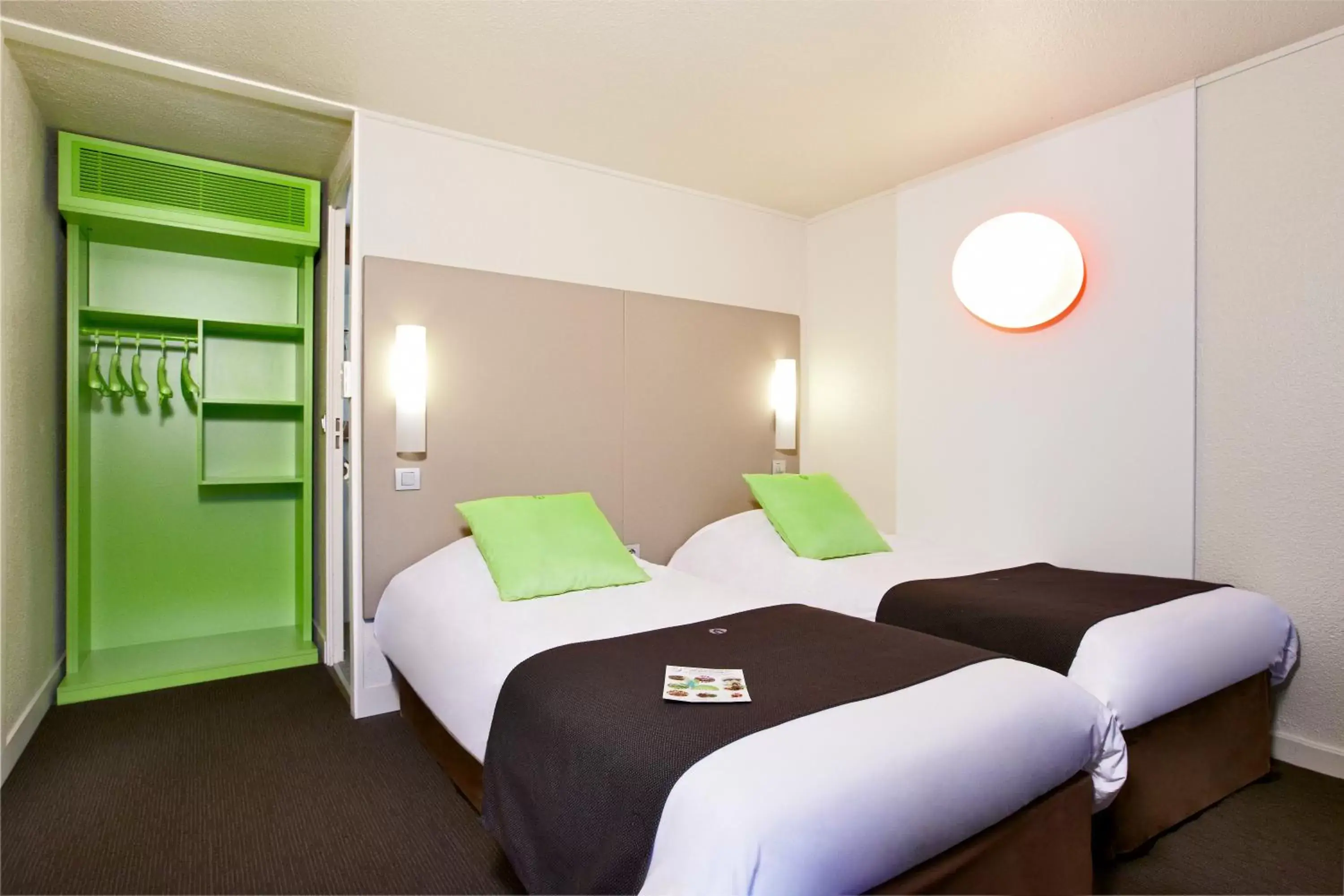 Bedroom, Bed in Campanile Le Havre Nord - Montivilliers Bedroom, Bed in Campanile Le Havre Nord - Montivilliers