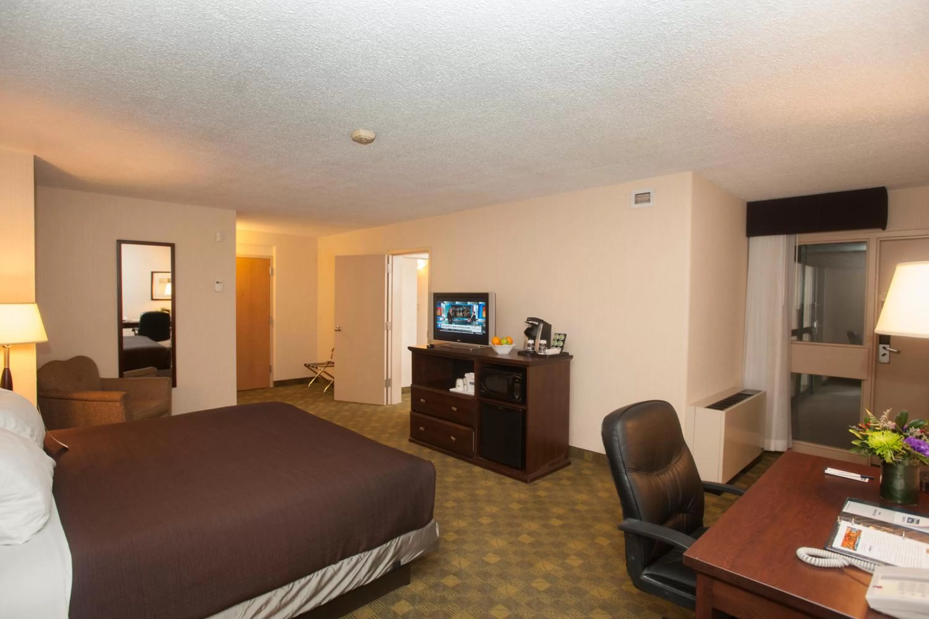 Photo of the whole room, Bed in Travelodge Hotel by Wyndham Saskatoon